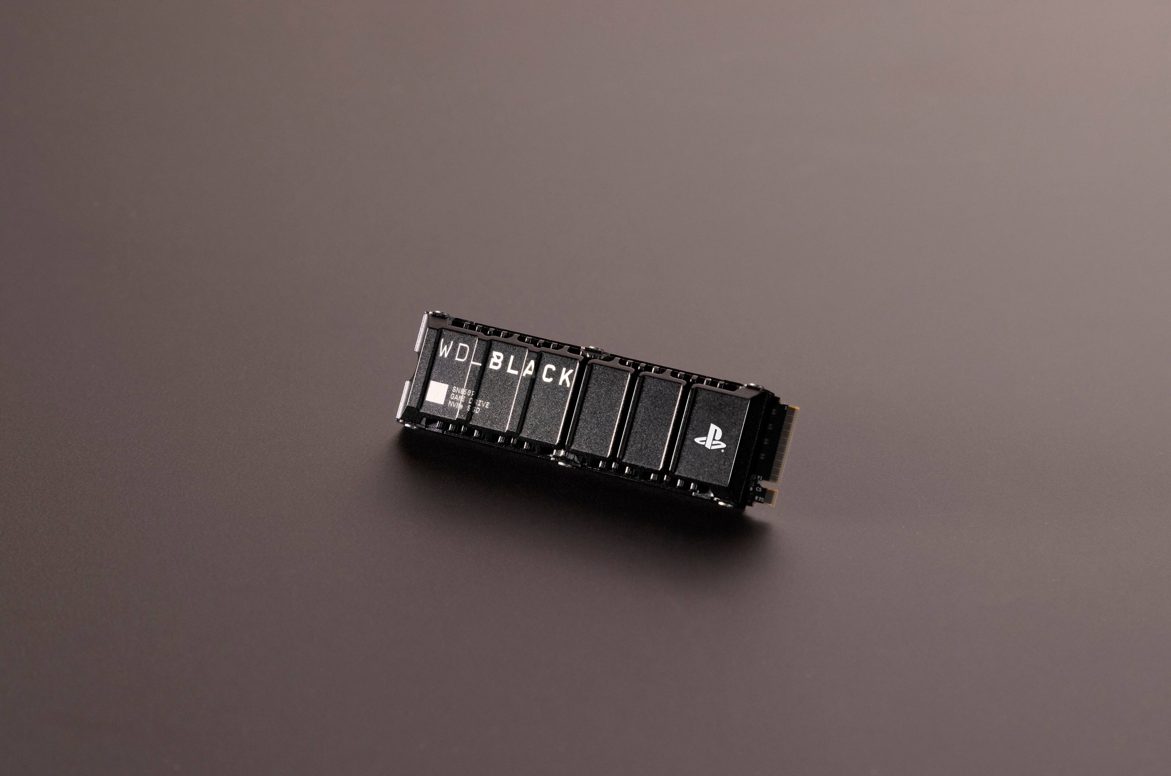 Alt View 12. WD - BLACK SN850P 4TB Internal SSD PCIe Gen 4 x4 with Heatsink for PS5 - Black.