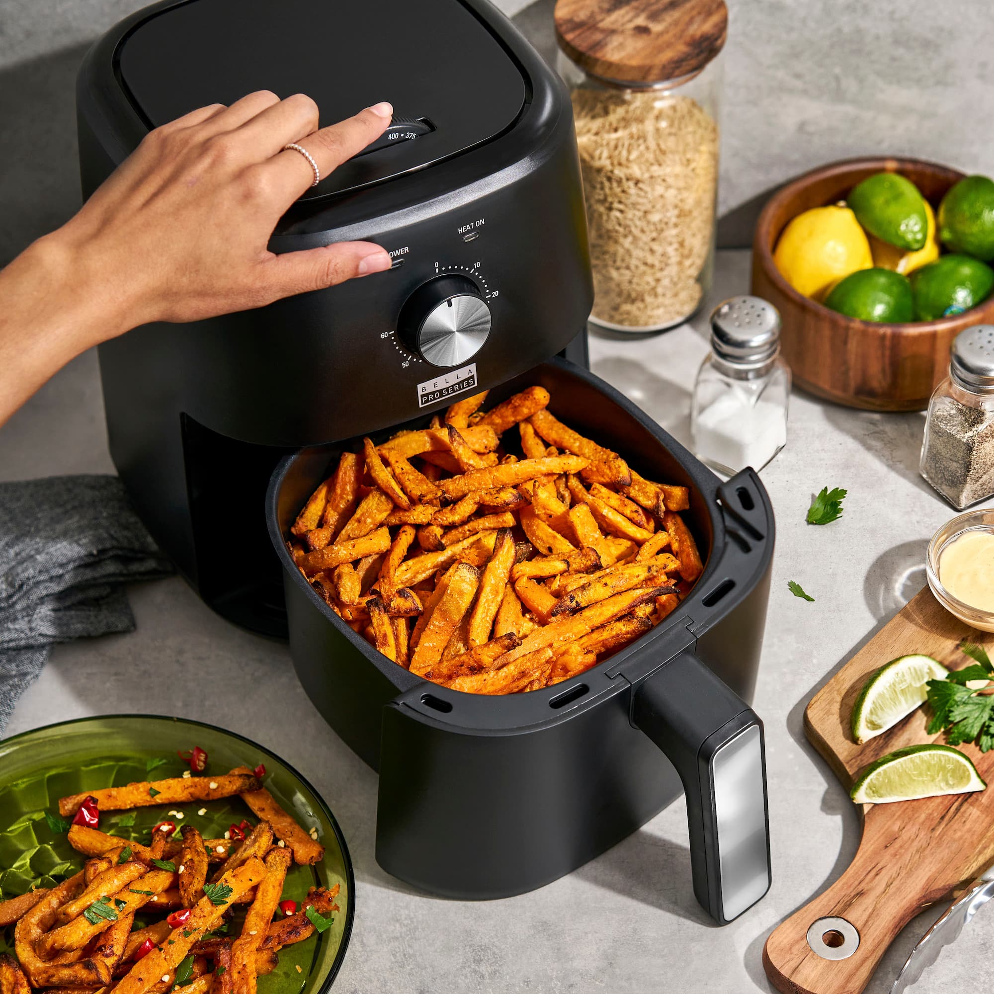 Zoom in on Alt View 1. Bella Pro Series - 3-qt. Analog Air Fryer - Black.
