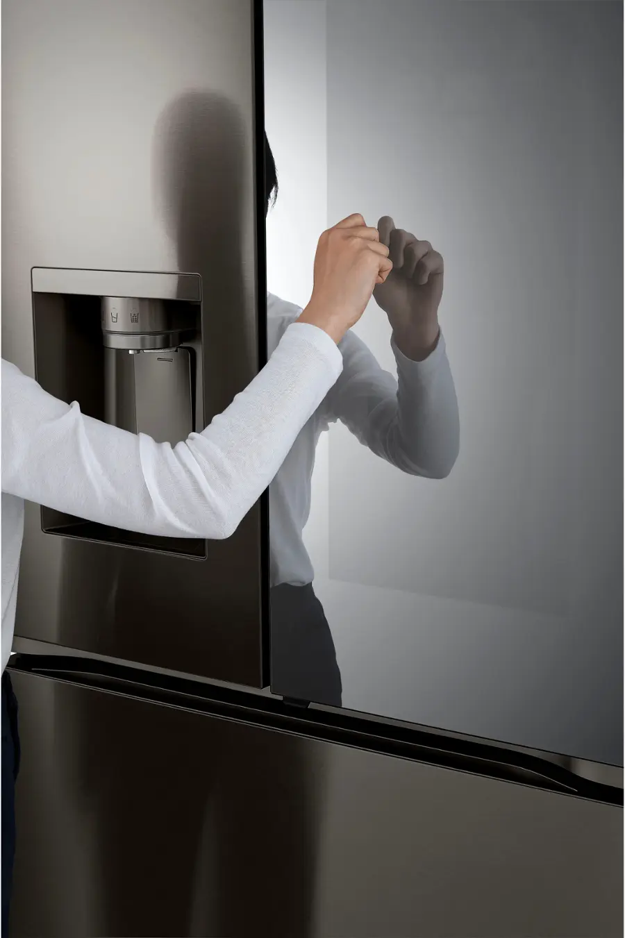 Alt View 31. LG - Counter-Depth MAX 25.5 Cu. Ft. French Door-in-Door Smart Refrigerator with Mirror InstaView - Printproof Black Stainless Steel.