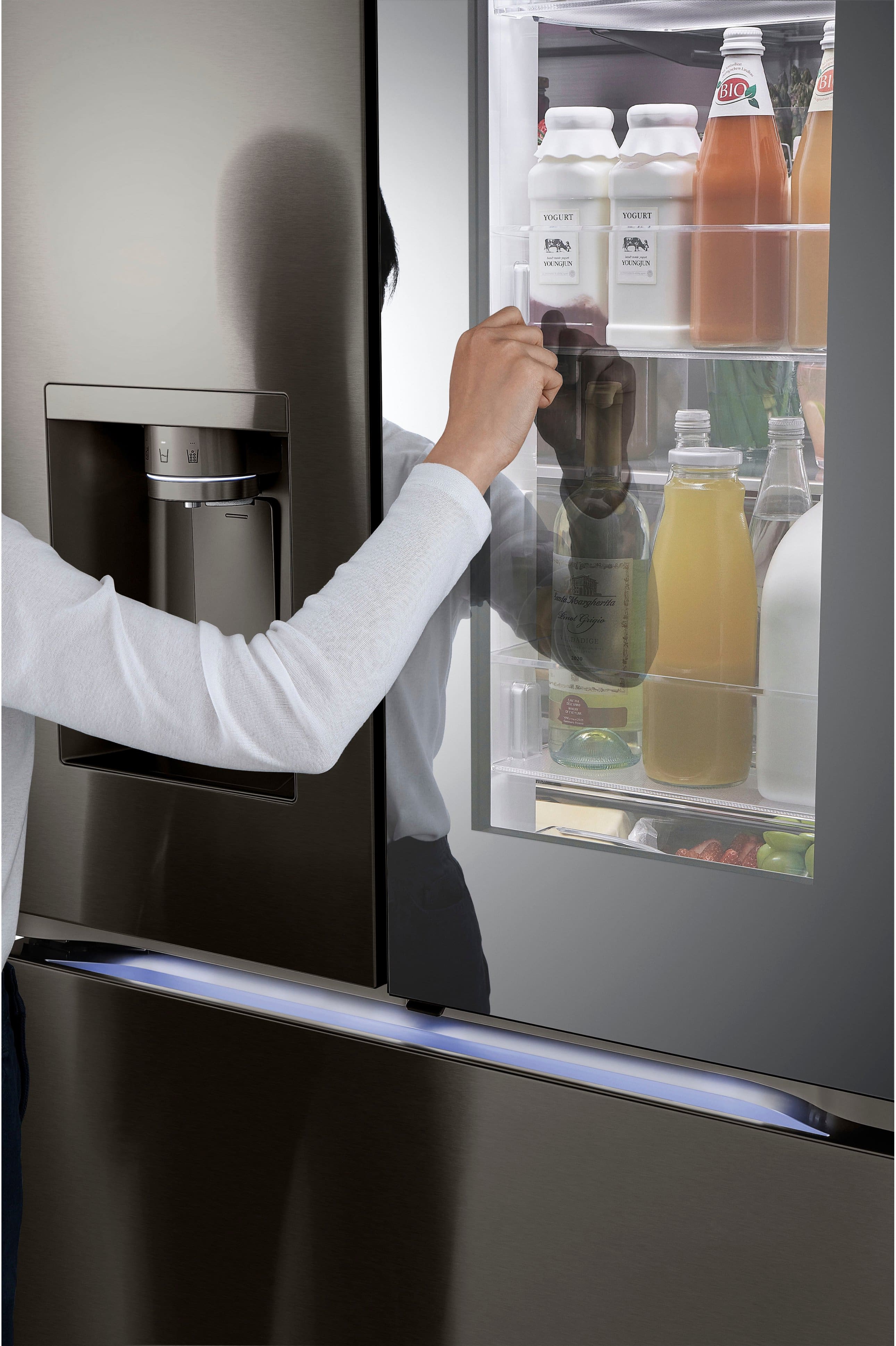 Alt View 32. LG - Counter-Depth MAX 25.5 Cu. Ft. French Door-in-Door Smart Refrigerator with Mirror InstaView - Printproof Black Stainless Steel.