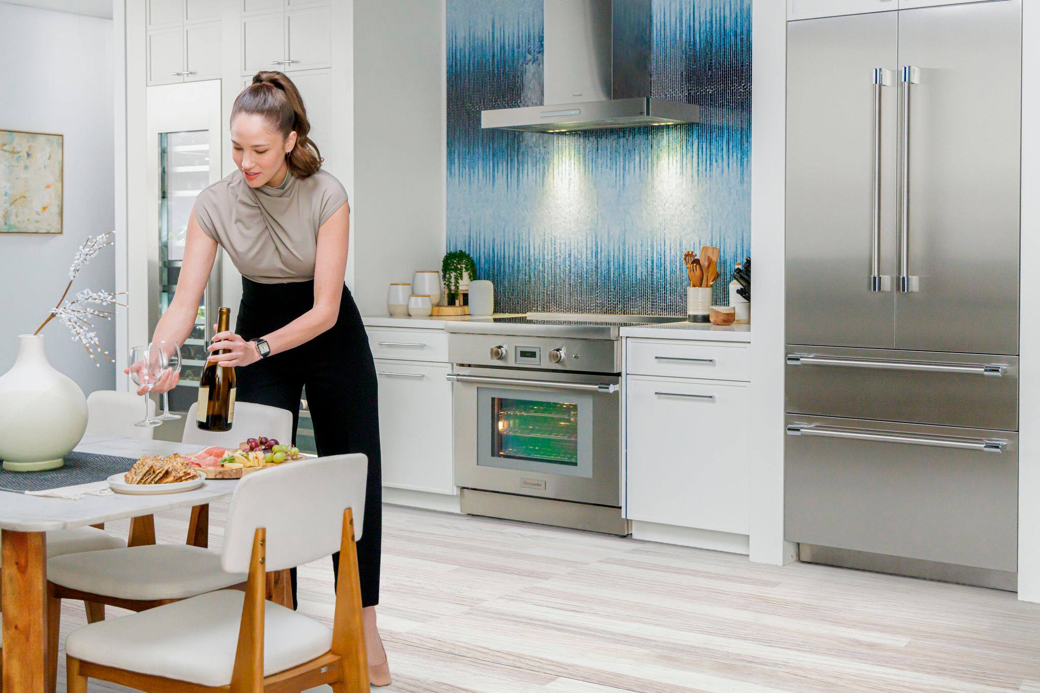 Alt View 14. Thermador - Pro Harmony Liberty 36" Freestanding Electric Induction True Convection Range with WiFi - Stainless Steel.