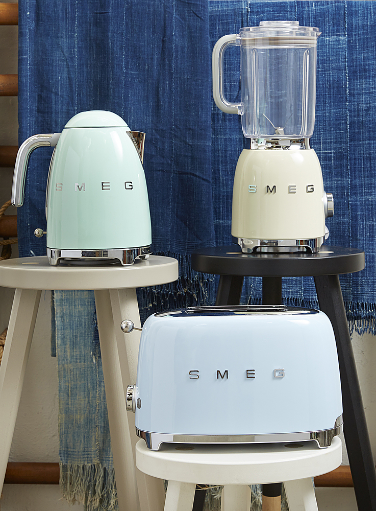 Smeg Retro Style Electric Tea Kettle with Cordless Base, Light