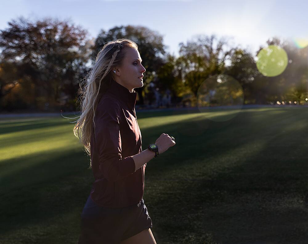 Alt View 4. Garmin - Forerunner 265 GPS Smartwatch 46 mm Fiber-reinforced polymer - Black/Whitestone.