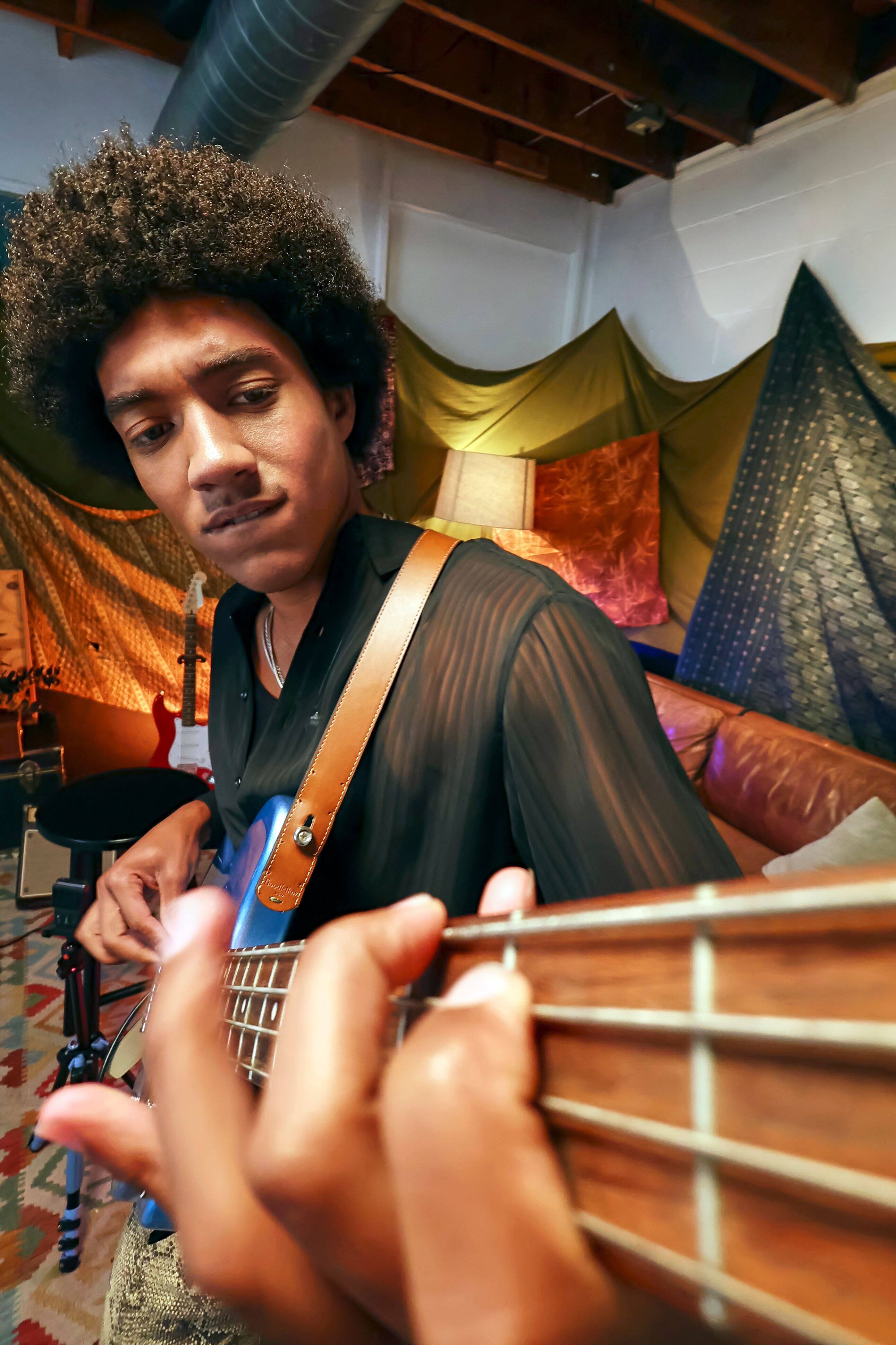 Alt View 38. Canon - PowerShot V10 4K Video 20.9-Megapixel Digital Camera for Vloggers and Content Creators - Black.