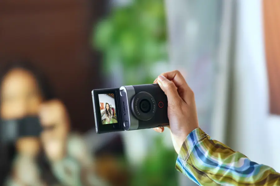 Alt View 31. Canon - PowerShot V10 4K Video 20.9-Megapixel Digital Camera for Vloggers and Content Creators - Silver.
