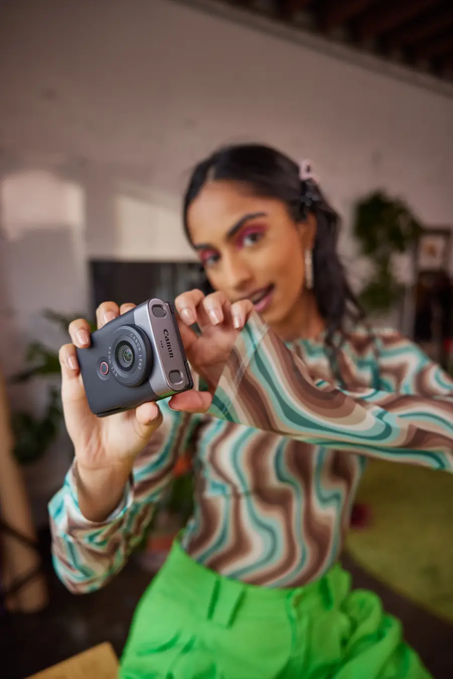 Alt View 33. Canon - PowerShot V10 4K Video 20.9-Megapixel Digital Camera for Vloggers and Content Creators - Silver.