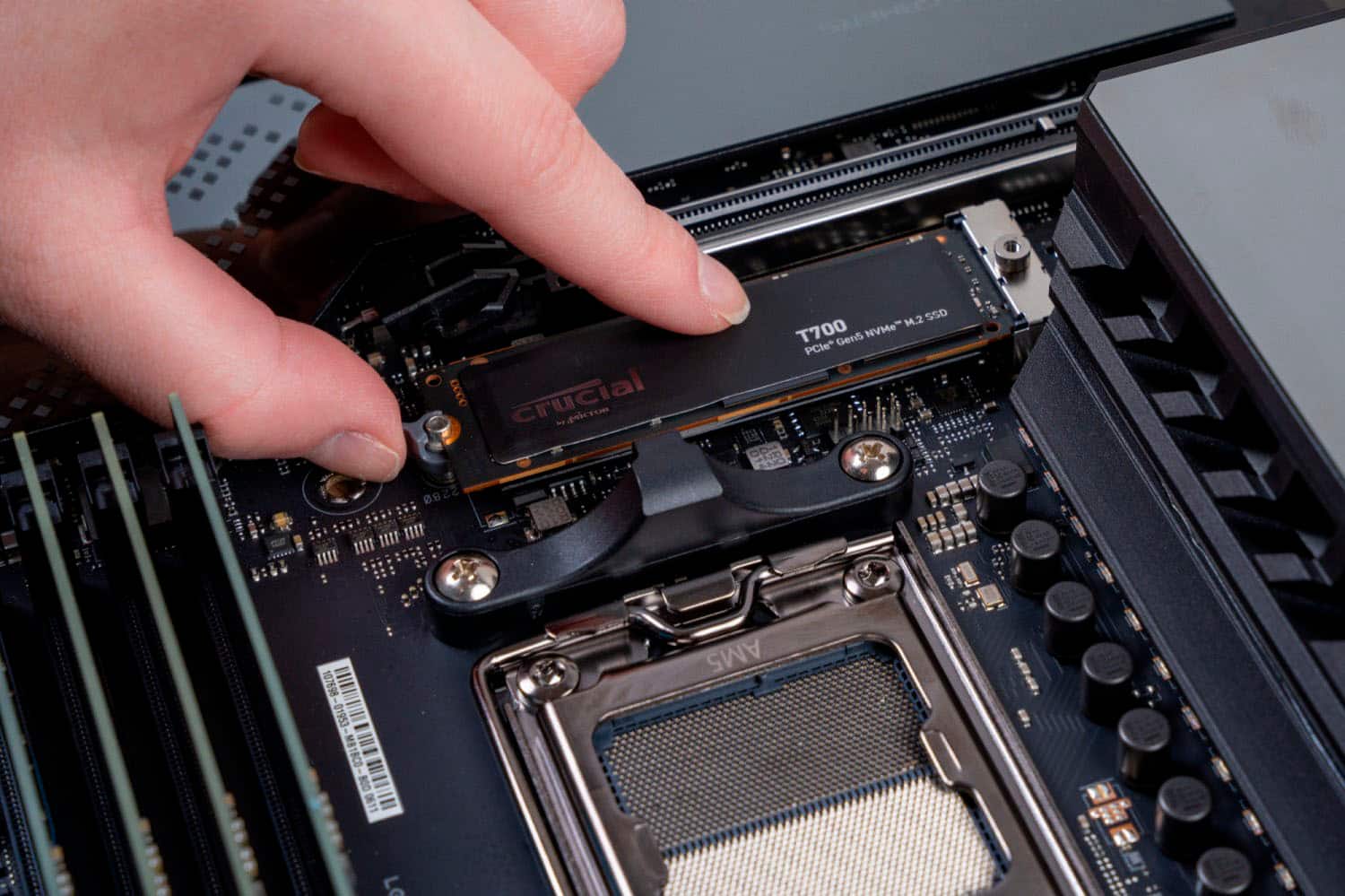 Alt View 13. Crucial - Crucial - T700 1TB Internal SSD PCIe Gen 5x4 NVMe - Black.