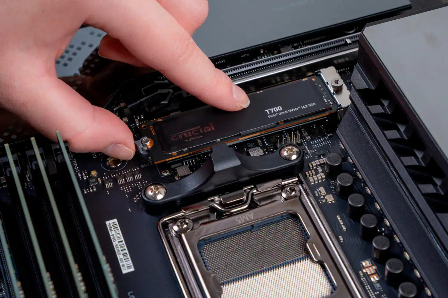 Alt View 13. Crucial - Crucial - T700 1TB Internal SSD PCIe Gen 5x4 NVMe - Black.