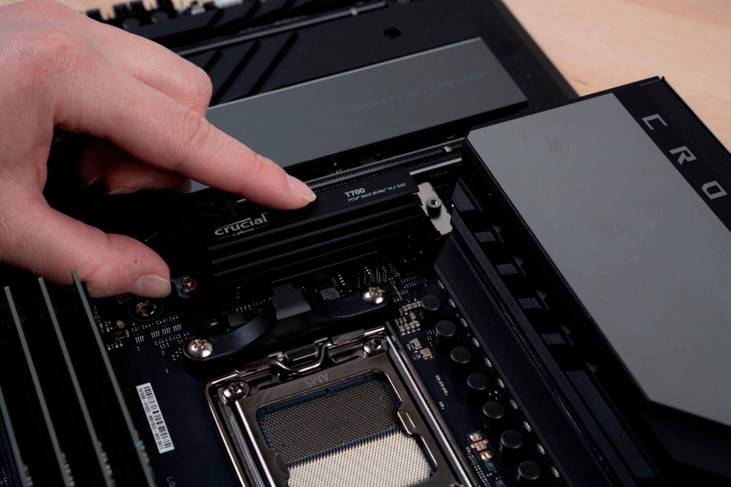 Alt View 14. Crucial - Crucial - T700 1TB Internal SSD PCIe Gen 5x4 NVMe with Heatsink - Black.