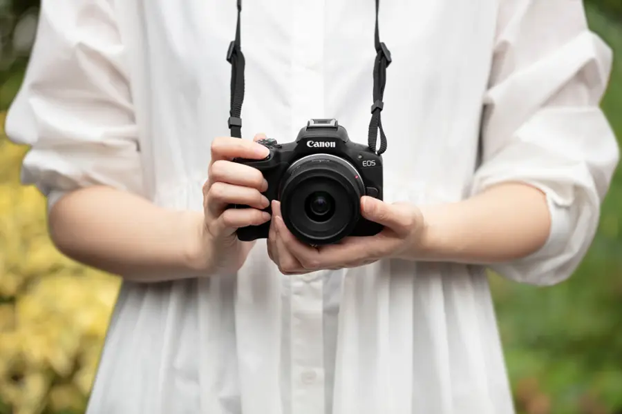 Alt View 27. Canon - EOS R50 4K Video Mirrorless Camera with RF-S 18-45mm Content Creator Kit - Black.