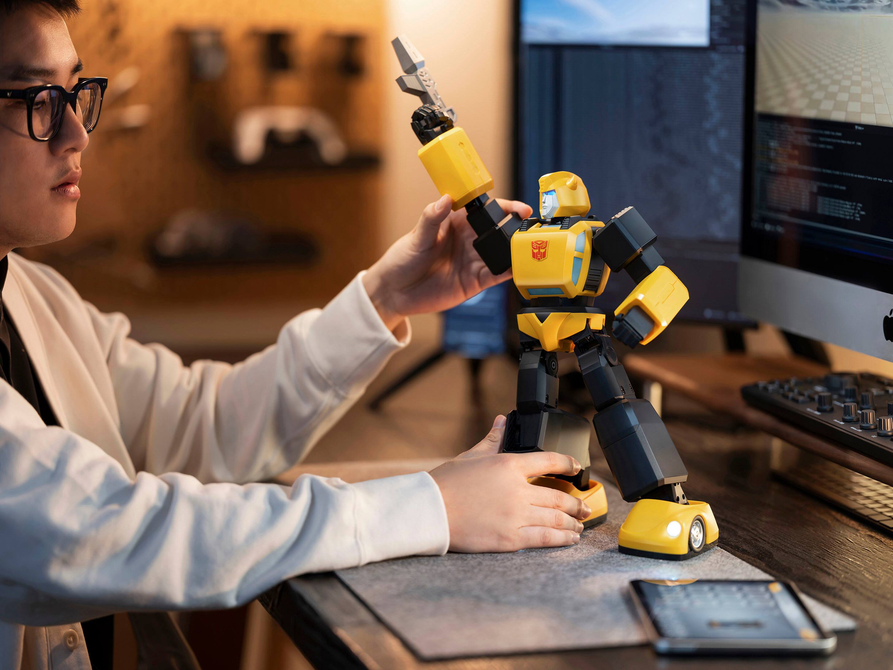 Alt View 20. Robosen - Transformers Bumble Bee Performance G1 - Yellow.