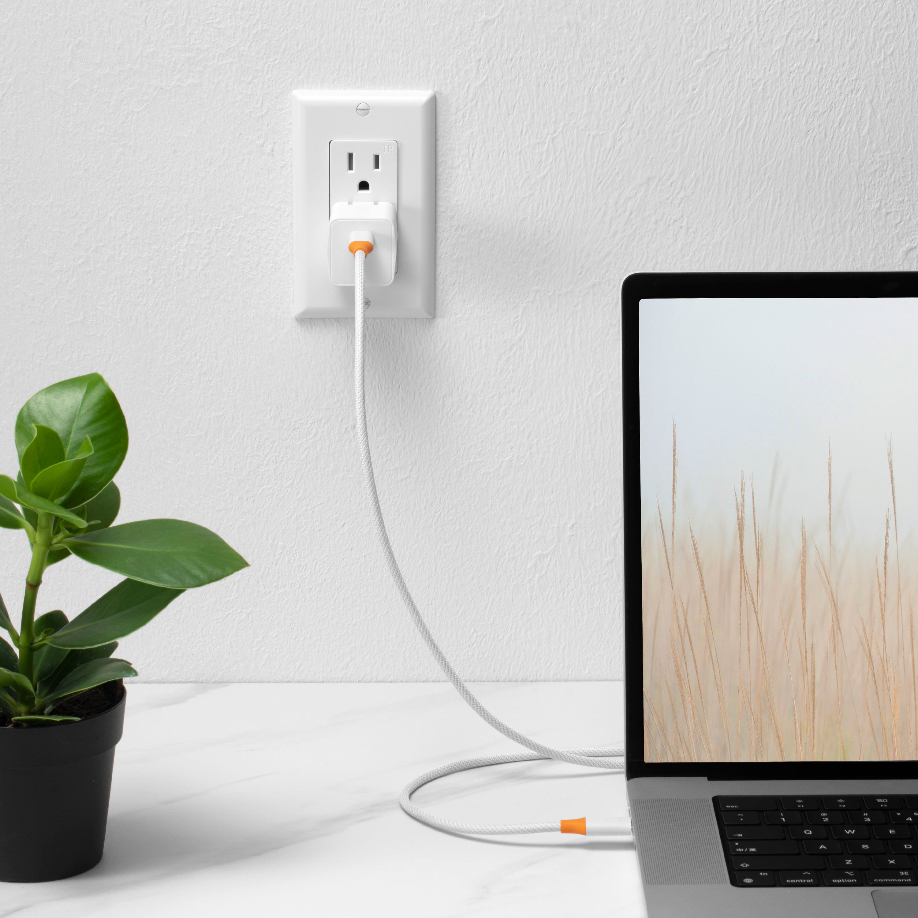 Alt View 17. Insignia™ - 30W USB-C Foldable Wall Charger for iPhone 15/14/13/12 Series, Samsung Smartphones, iPad, MacBook Air, Tablets and More - White.