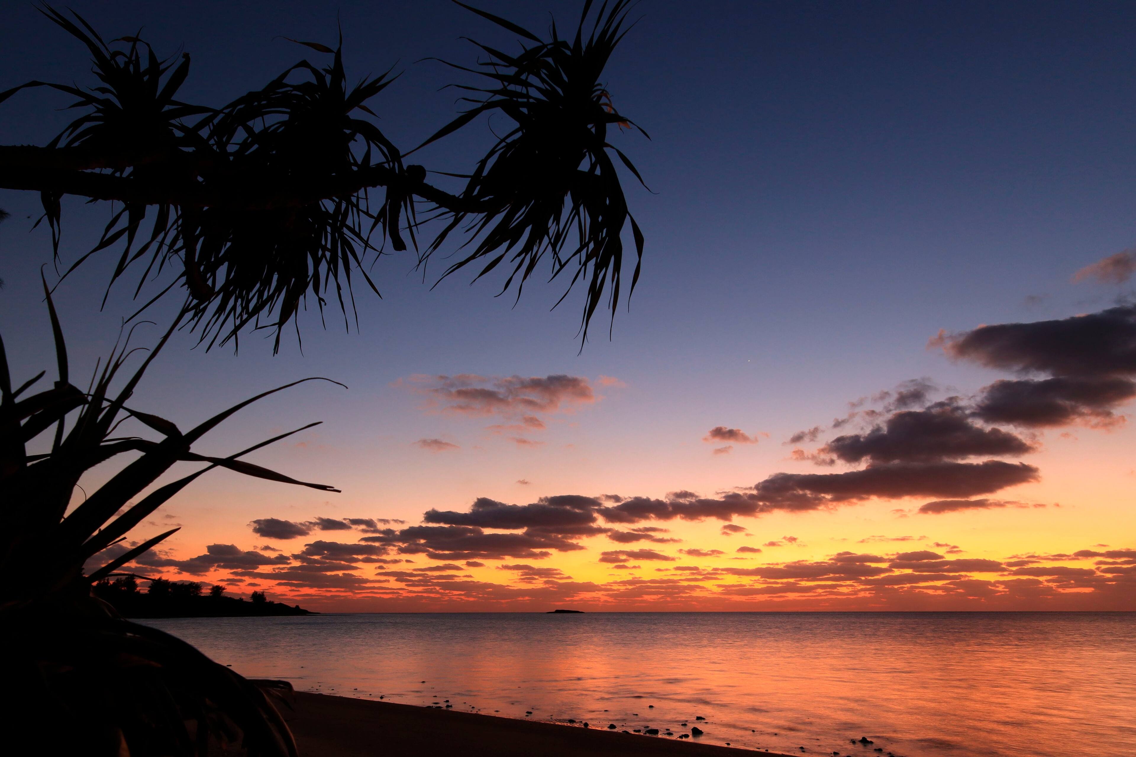 Alt View 28. Canon - EOS R100 4K Video Mirrorless Camera (Body Only) - Black.