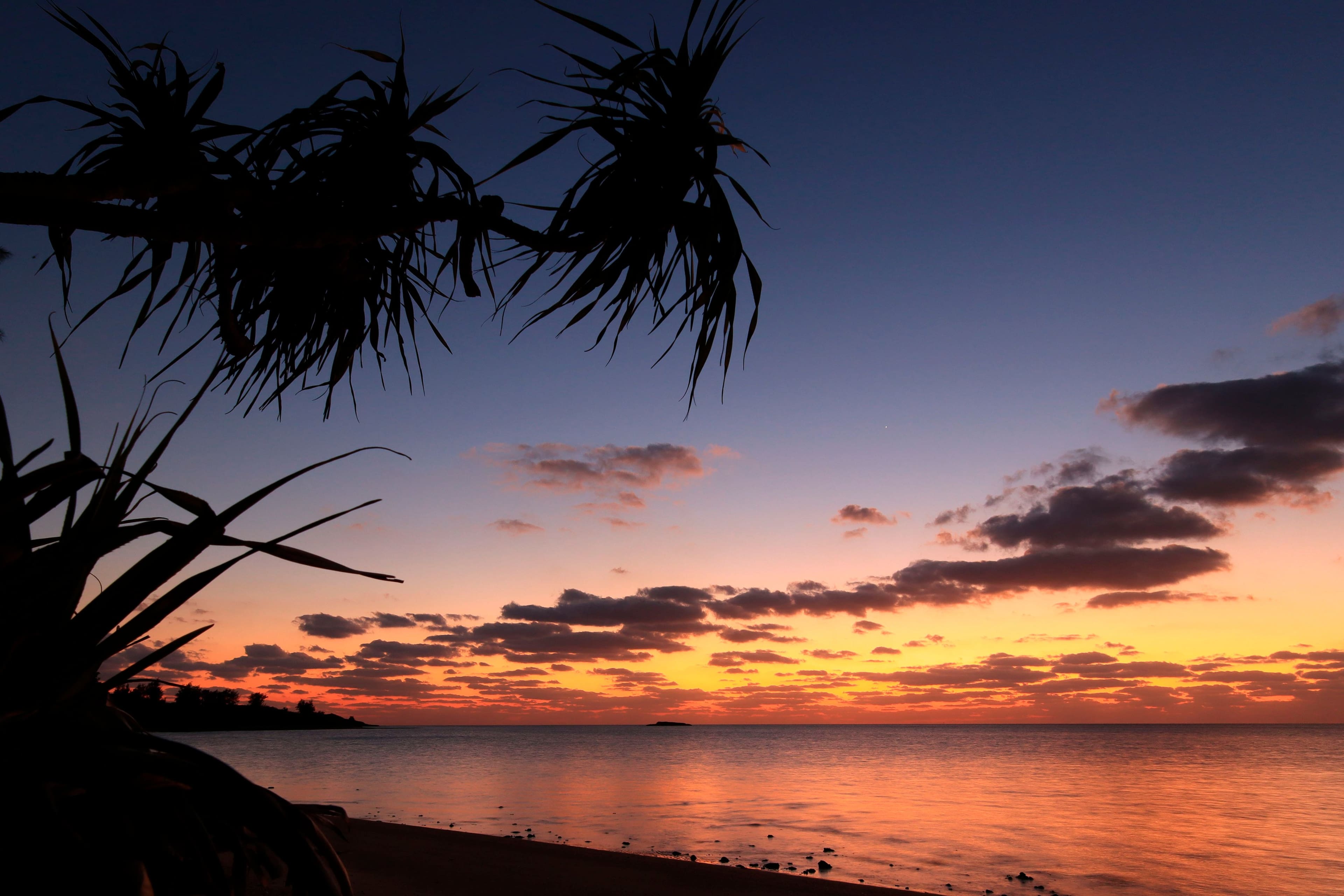 Alt View 33. Canon - EOS R100 4K Video Mirrorless Camera 2 Lens Kit with RF-S 18-45mm and RF-S 55-210mm Lenses - Black.