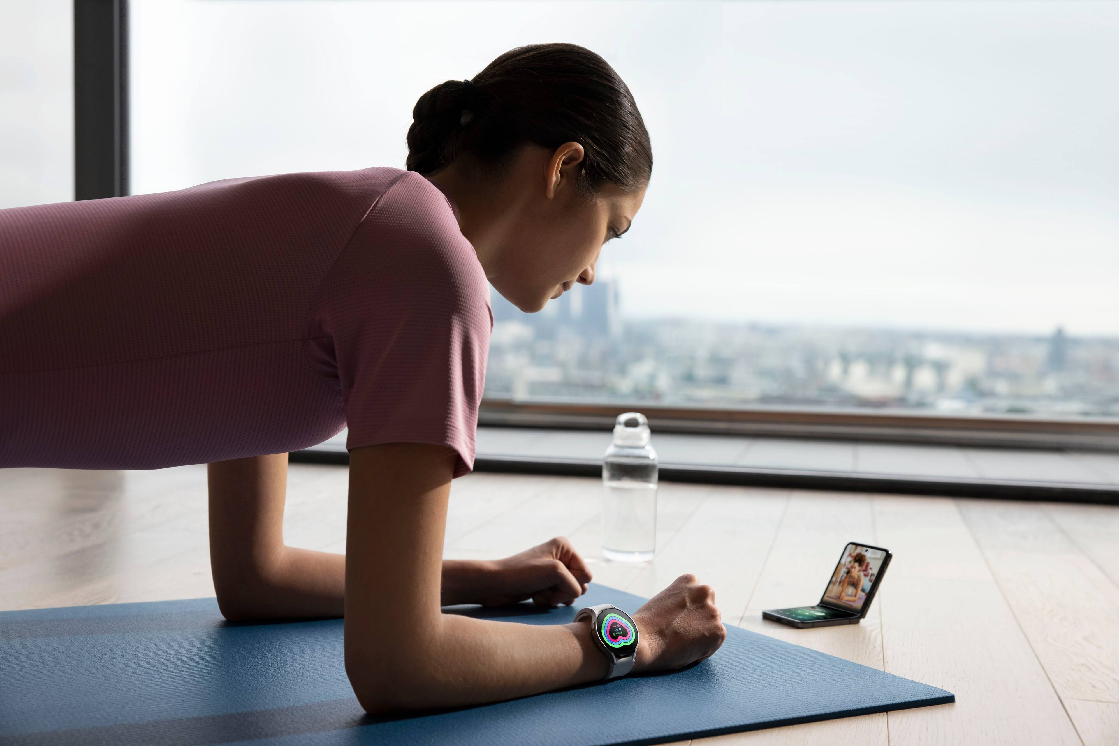 Alt View 18. Samsung - Galaxy Watch6 Aluminum Smartwatch 40mm BT - Cream.