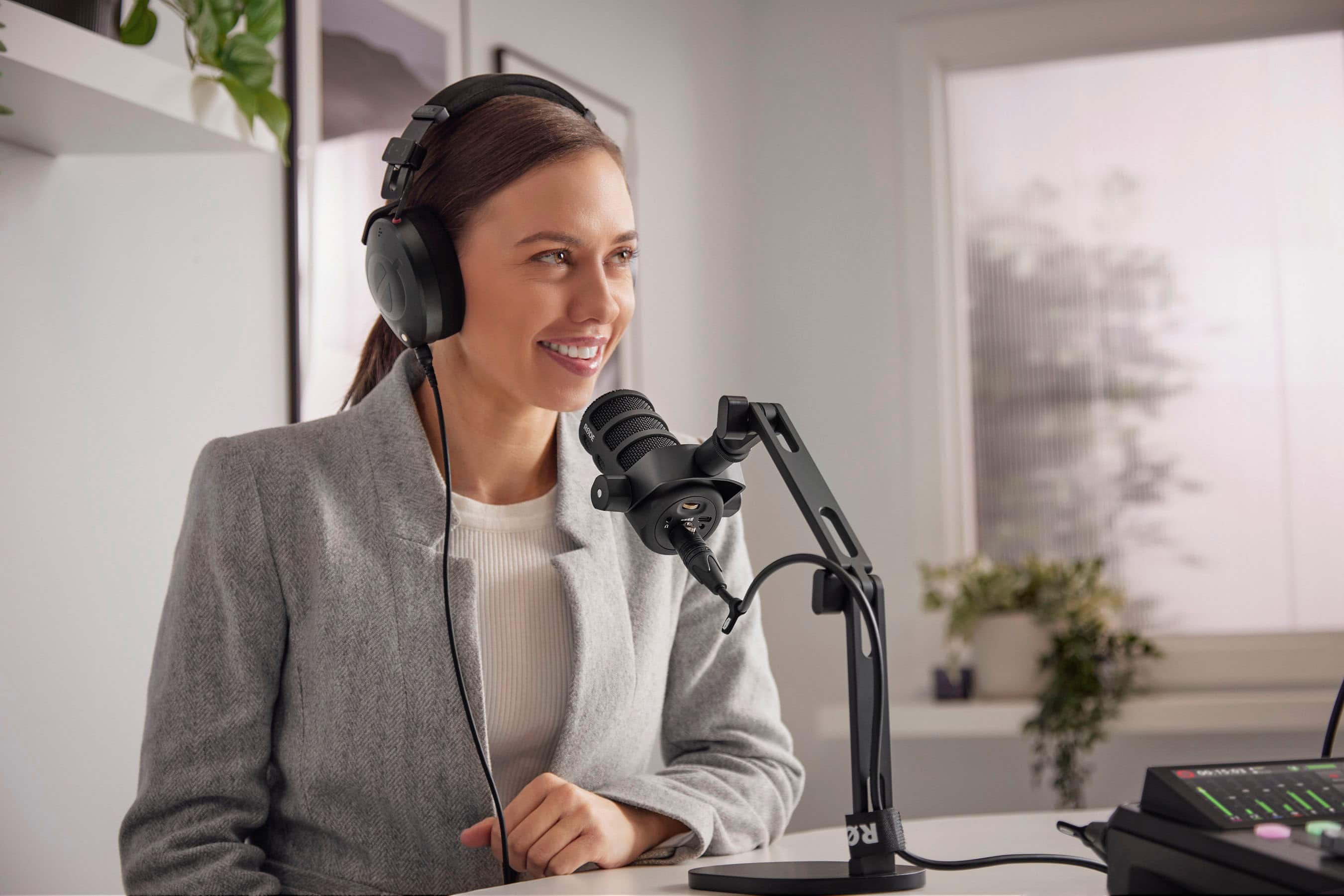 Alt View 22. RØDE - PodMic USB - Versatile Dynamic Broadcast Microphone - Black.