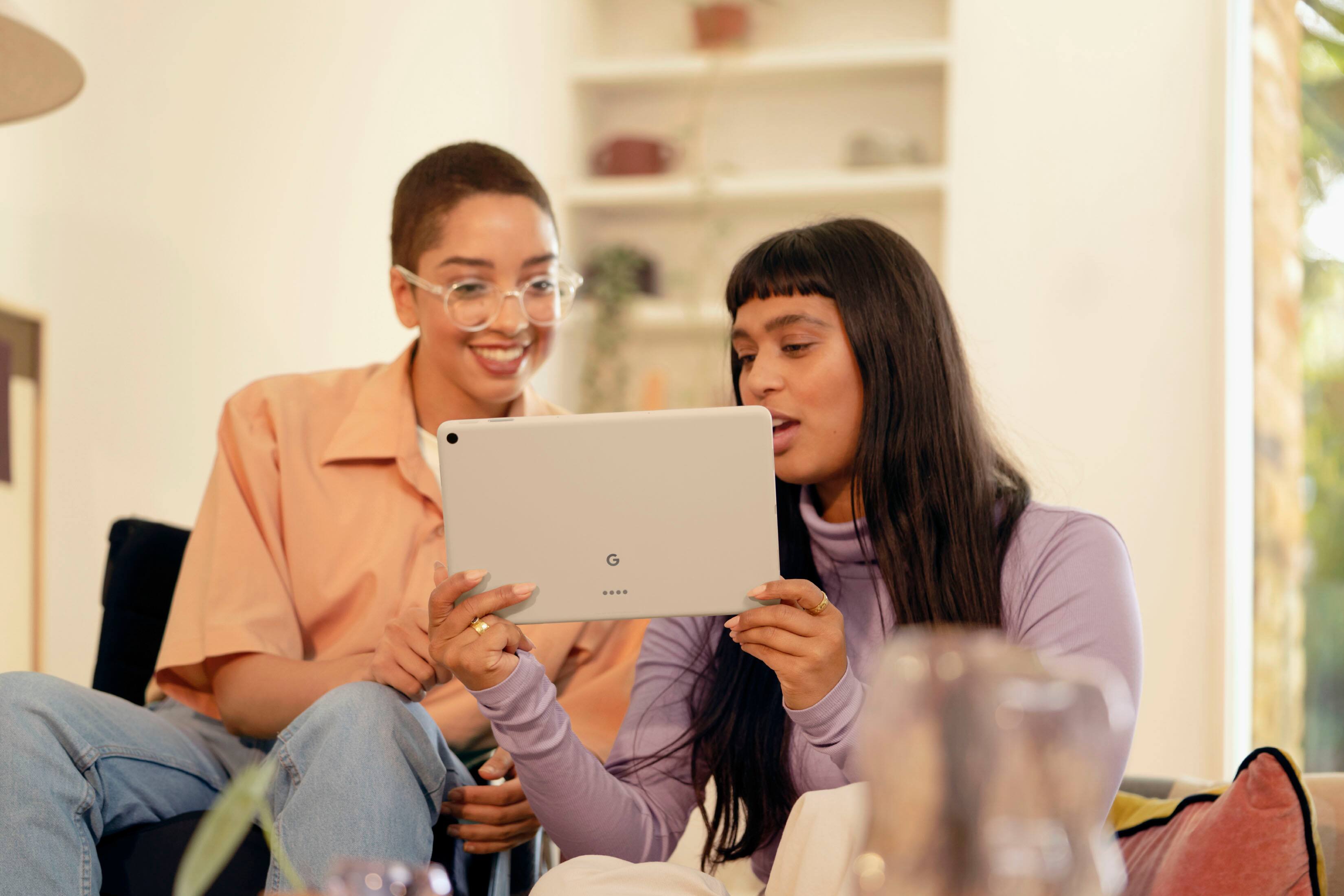 Alt View 16. Google - Geek Squad Certified Refurbished Pixel Tablet with Charging Speaker Dock - 11"  Android Tablet - 256GB - Wi-Fi - Porcelain.