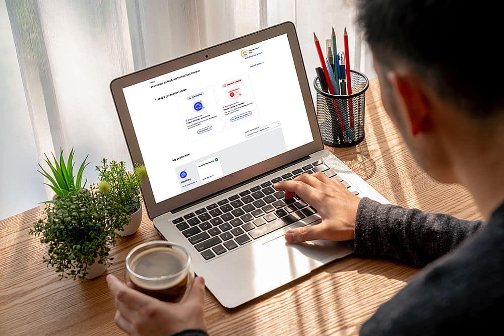 McAfee Privacy & Identity Guardian Online Protection + ID Monitoring