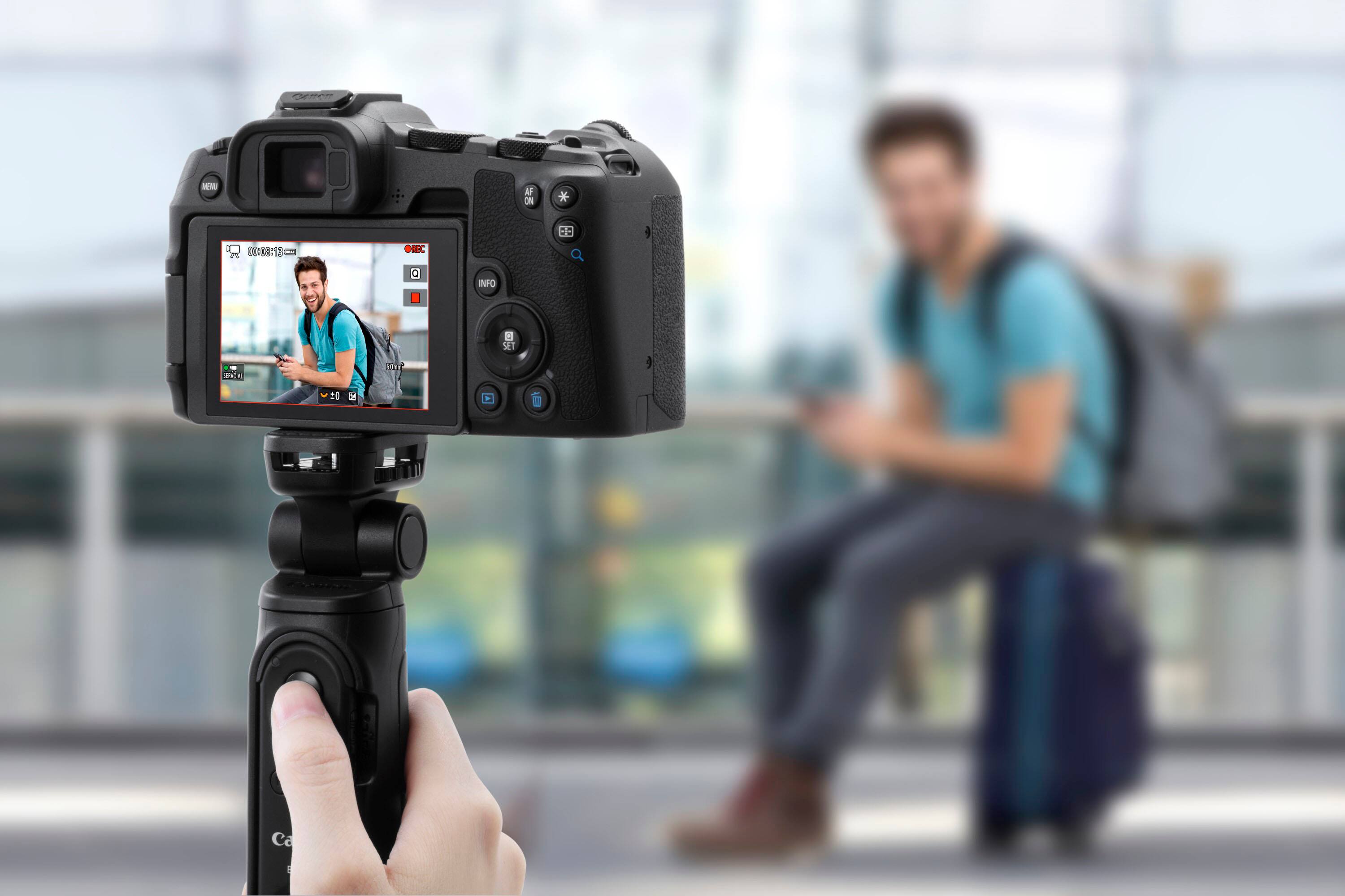 Alt View 29. Canon - EOS R8 4K Video Mirrorless Camera with RF 24-50mm f/4.5-6.3 IS STM Lens Content Creator Kit - Black.