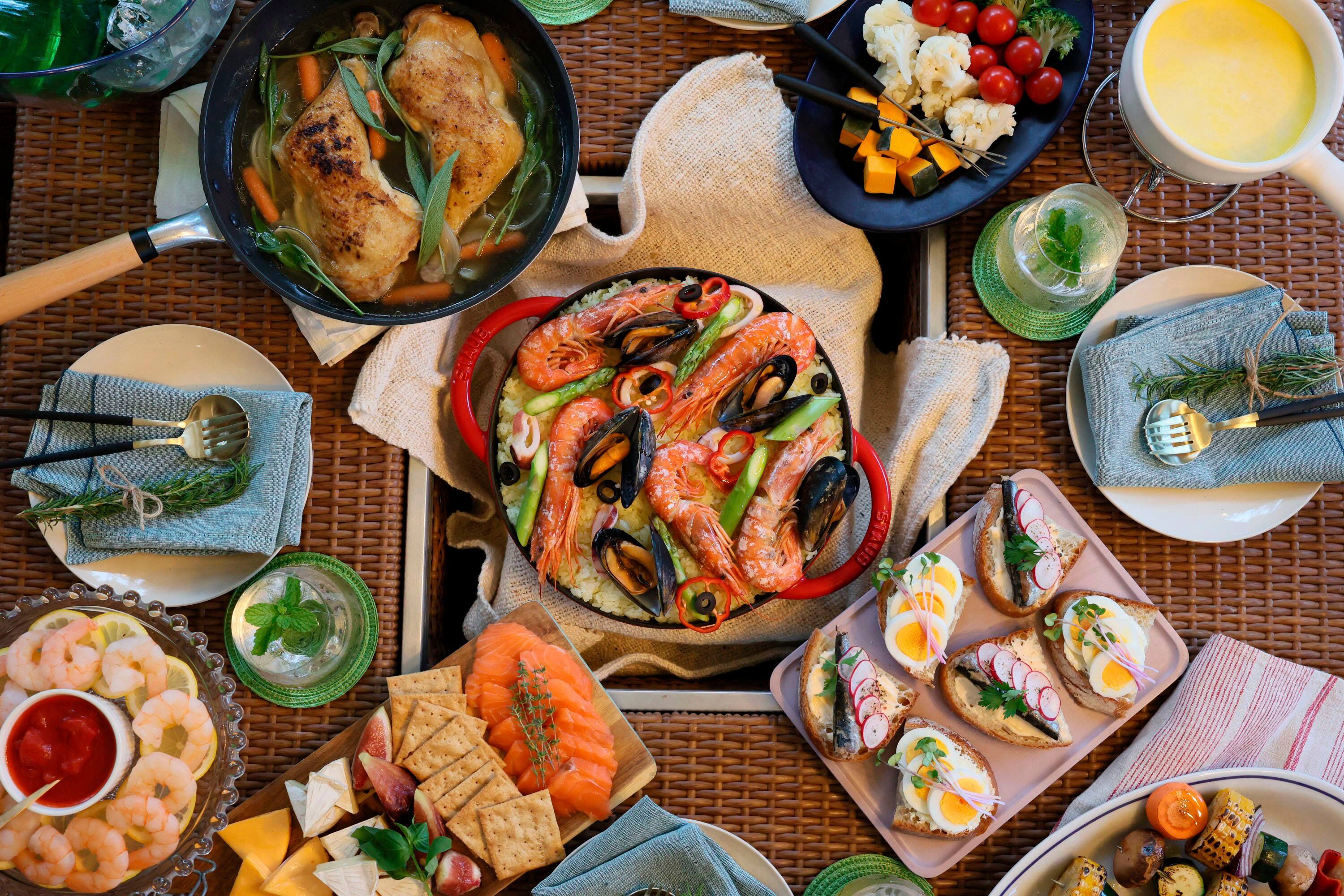 Alt View 37. Canon - EOS R8 4K Video Mirrorless Camera with RF 24-50mm f/4.5-6.3 IS STM Lens Content Creator Kit - Black.