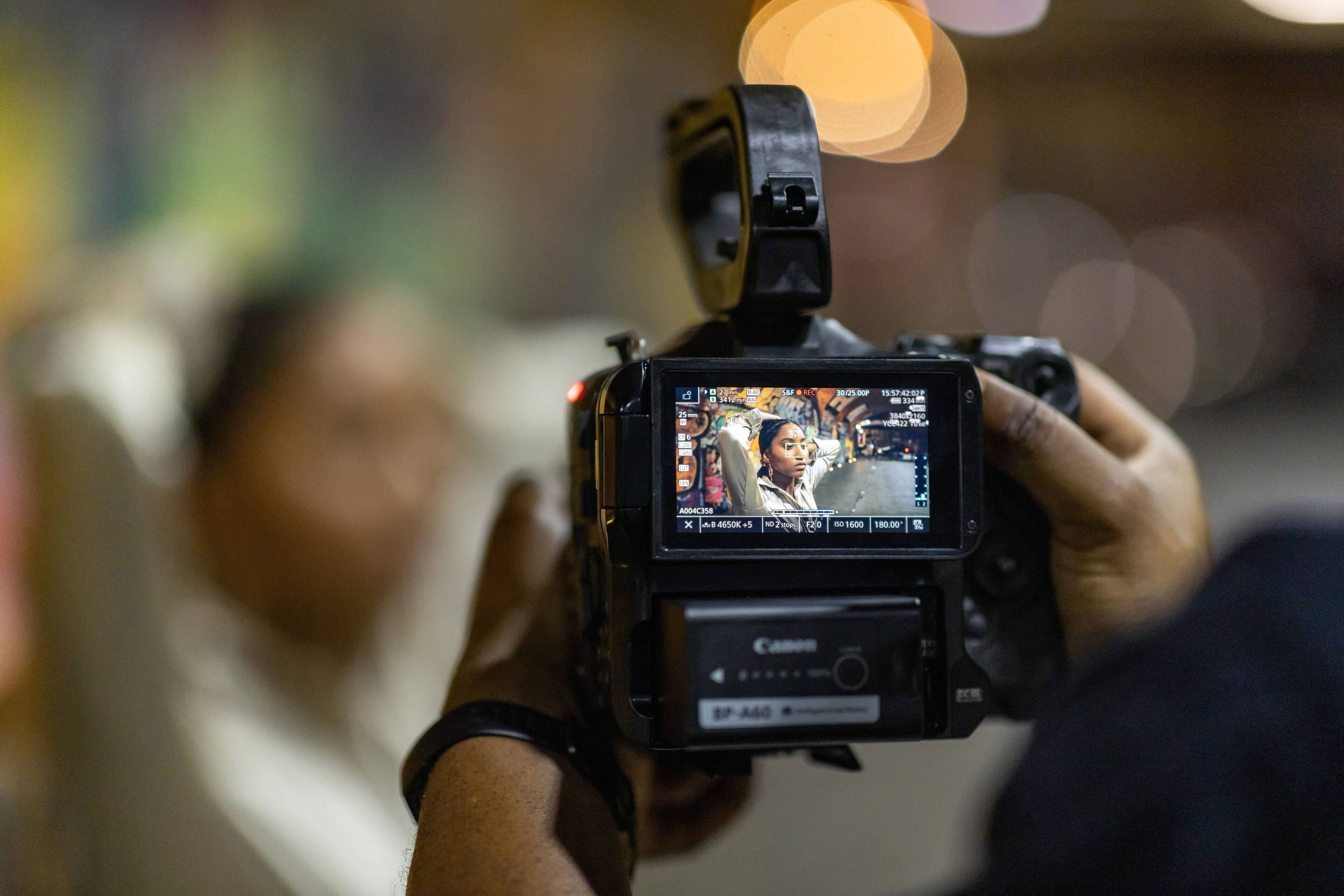 Alt View 30. Canon - EOS C70 4K Video Mirrorless Cinema Camera with RF 24-105mm f/4 L IS USM Lens - Black.