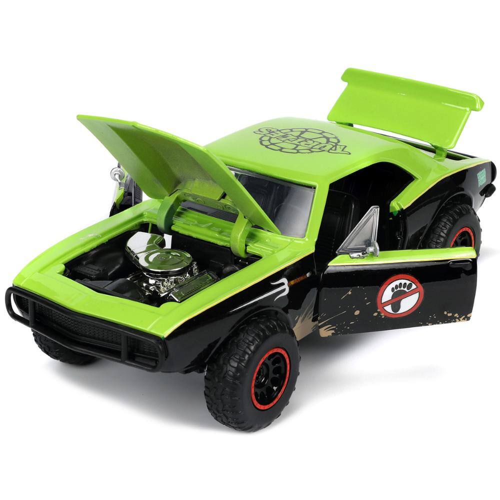 Angle. Jada - 1967 Chevrolet Camaro Off-Road Bright Green/Matte Black (Dirty) w/ Raphael Figure – TMNT Hollywood Rides 1/24 - Bright Green and Matt Black.