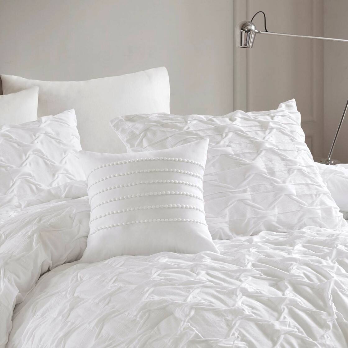 Alt View 2. Gracie Mills - Gracie Mills Blanca Comforter Set - White.