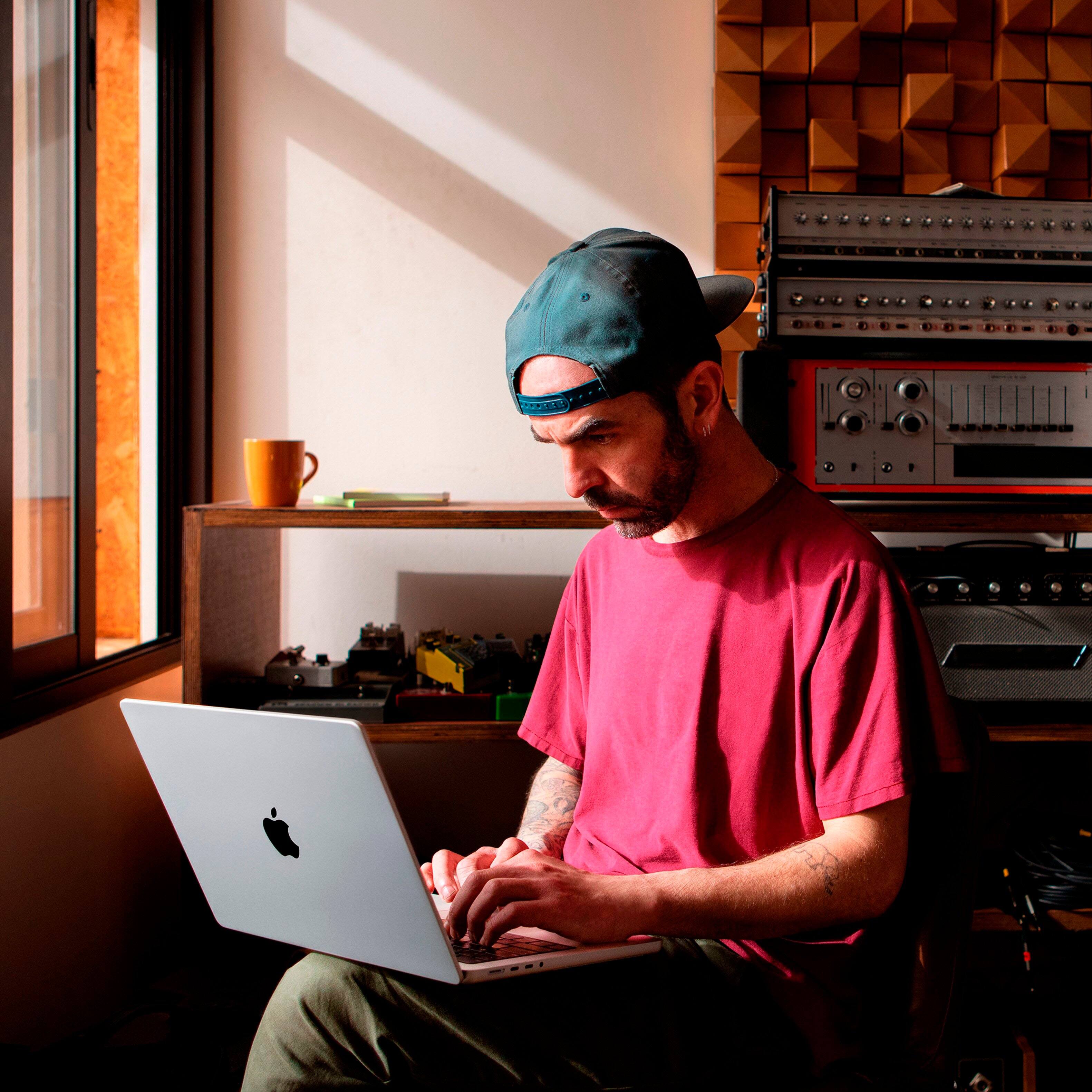 Alt View 7. Apple - Geek Squad Certified Refurbished MacBook Pro 14" Laptop - M2 Pro chip - 16GB Memory - 512GB SSD - Space Gray.