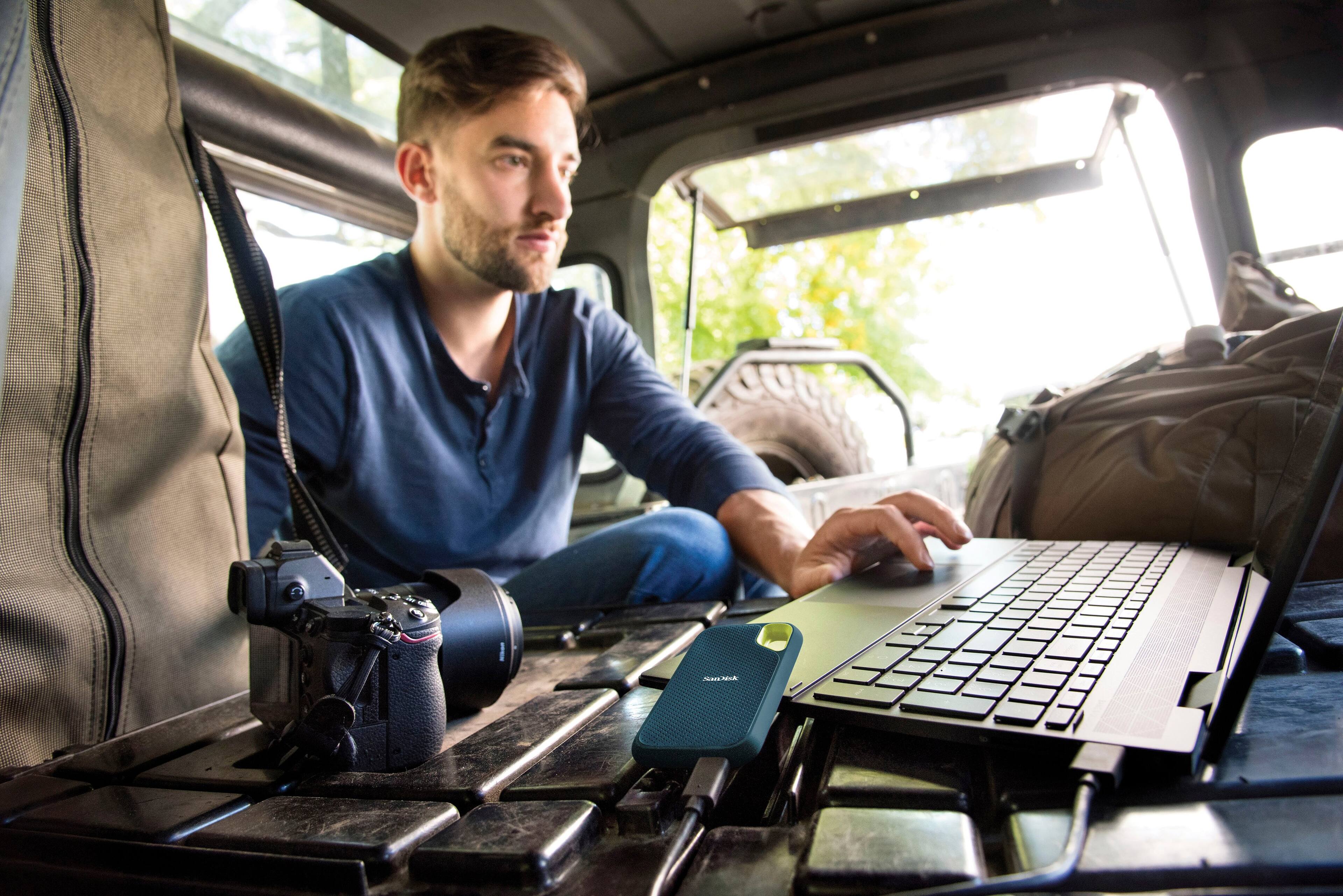 Alt View 11. SanDisk - Extreme Portable 4TB External USB-C NVMe SSD - Monterey.