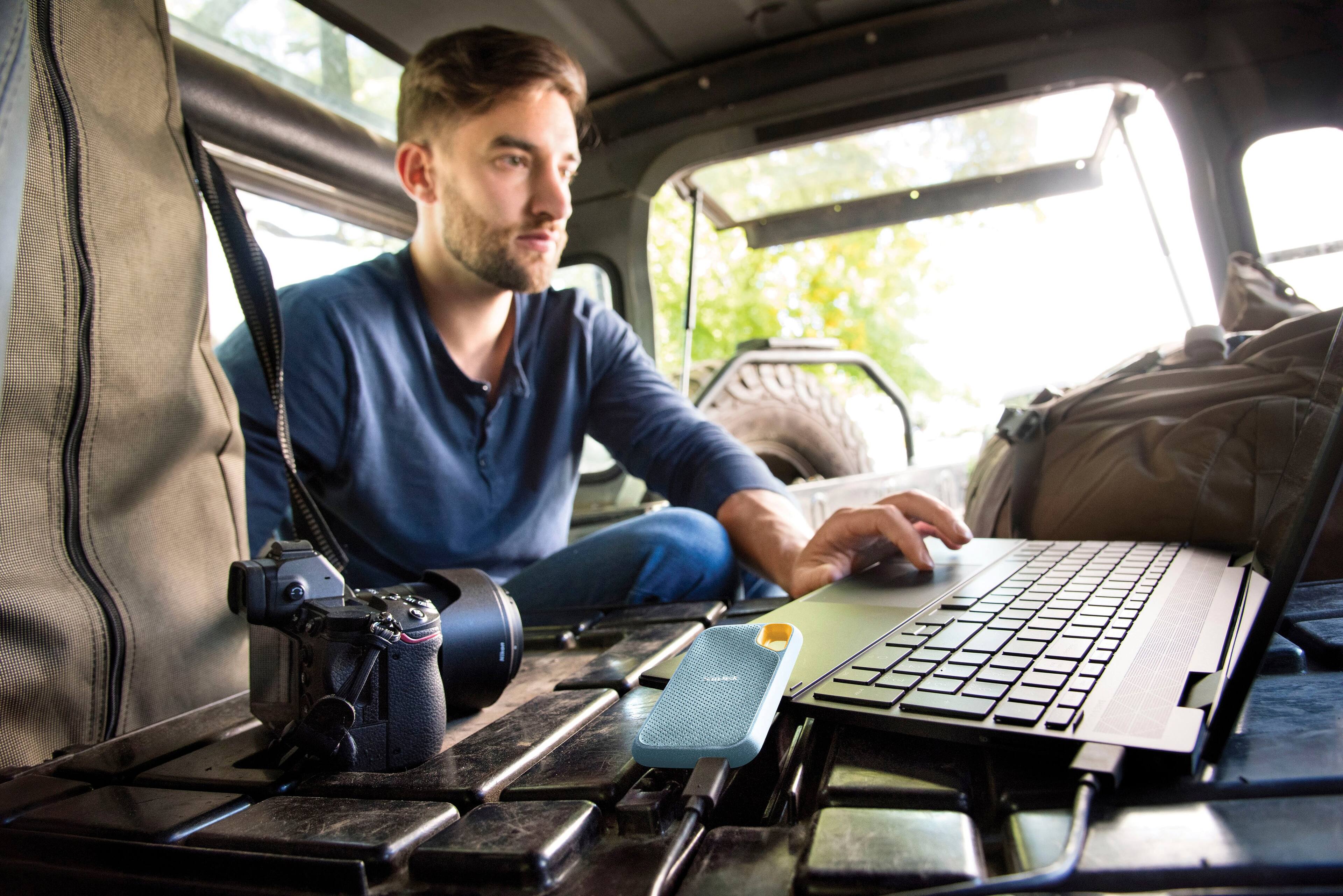 Alt View 11. SanDisk - Extreme Portable 4TB External USB-C NVMe SSD - Sky Blue.