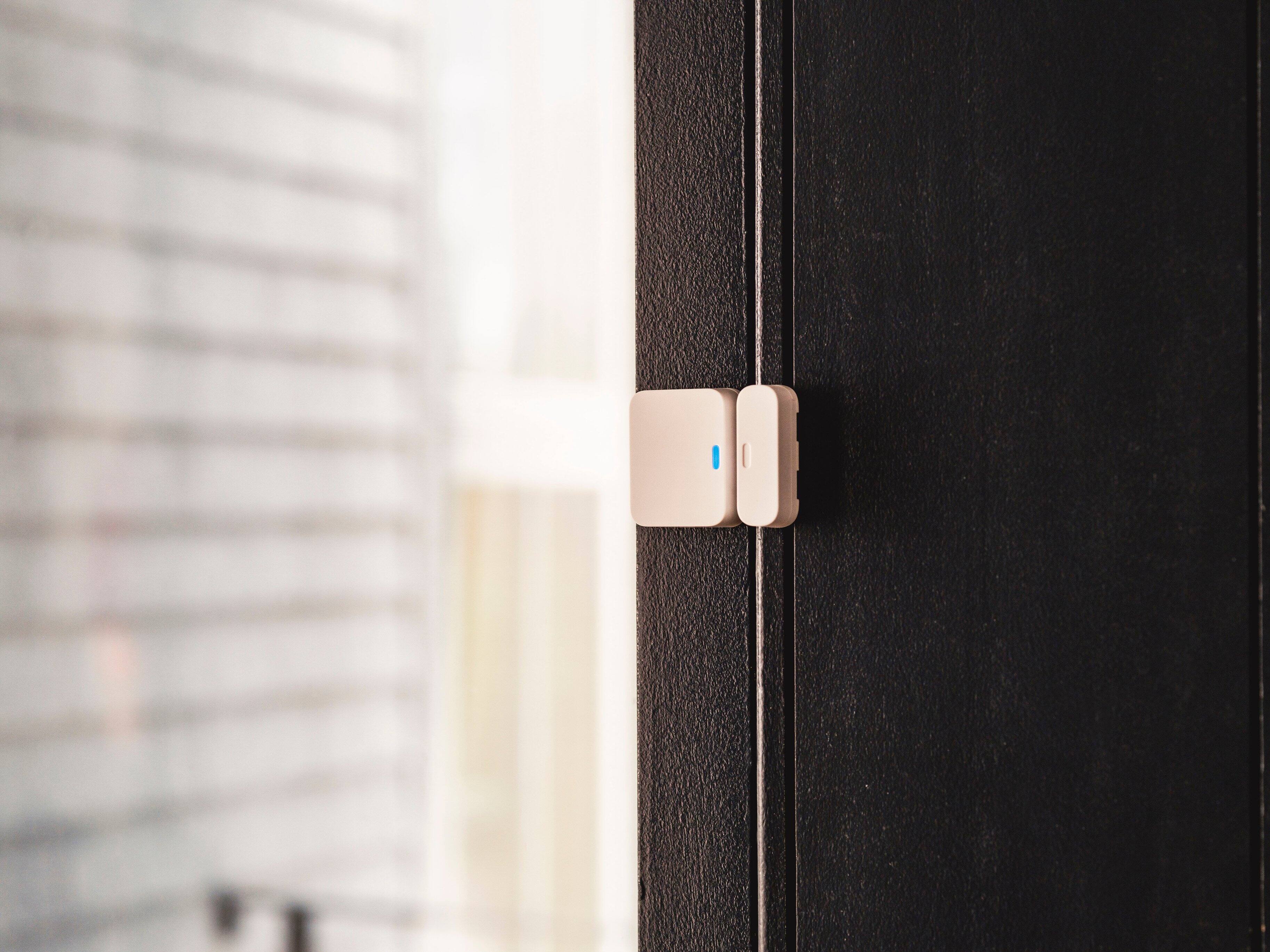 Alt View 15. SimpliSafe - Indoor Home Security System with Smart Alarm Wireless Indoor Camera 8-piece - White.