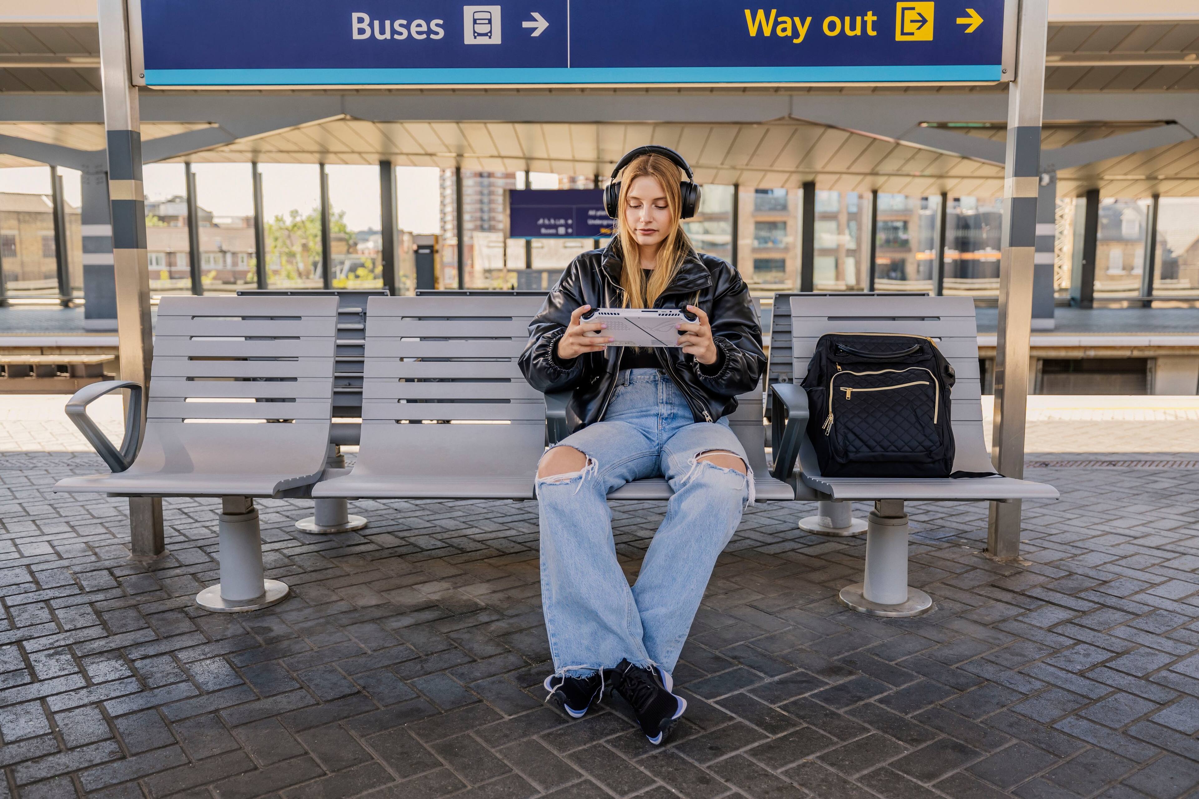 Alt View 19. WD - BLACK SN770M 1TB Internal SSD PCIe Gen 4 x4 M.2 2230 for ROG Ally and Steam Deck - Black.