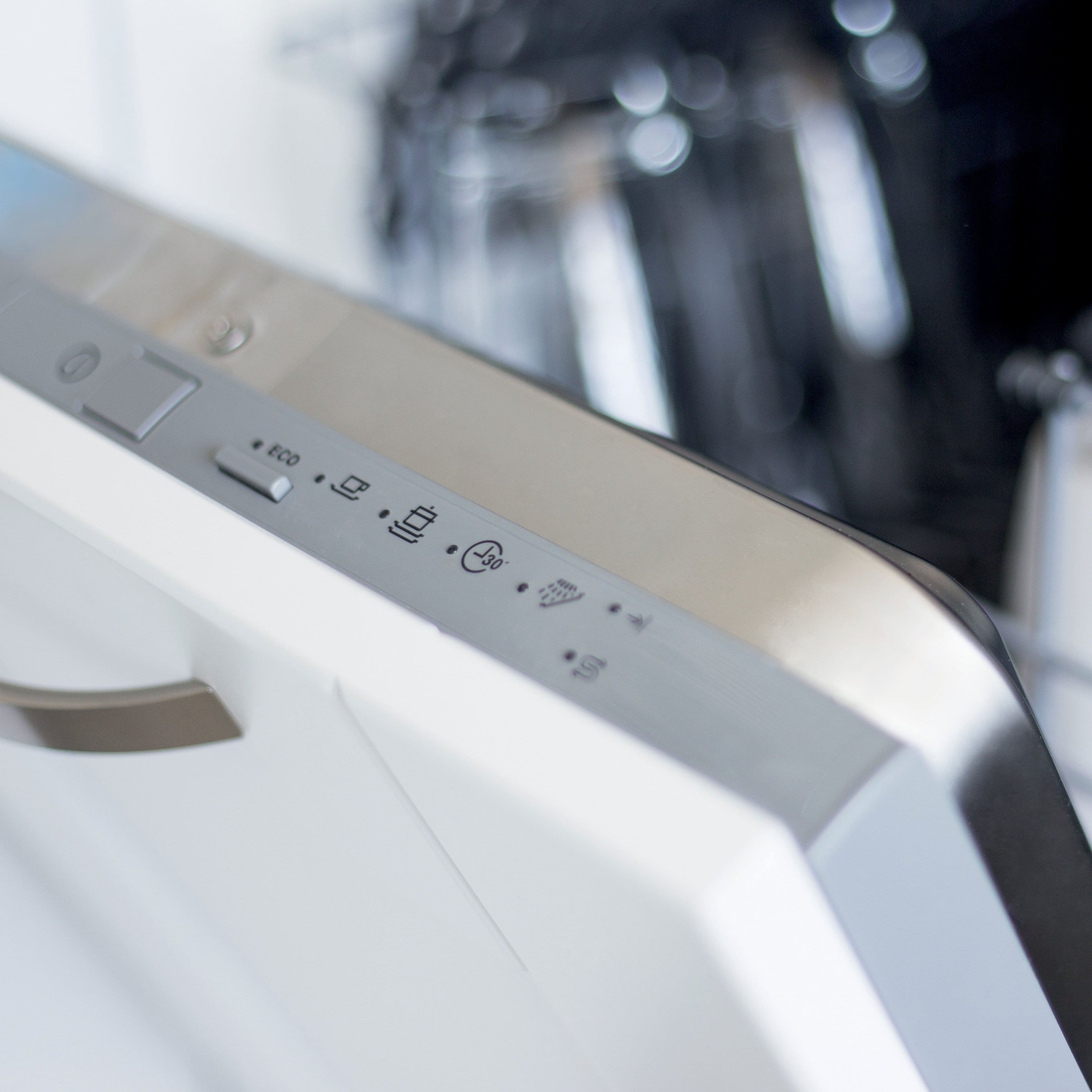 Easy Cleanup: Pitcher, lid, and blades are BPA free and top-rack dishwasher safe.