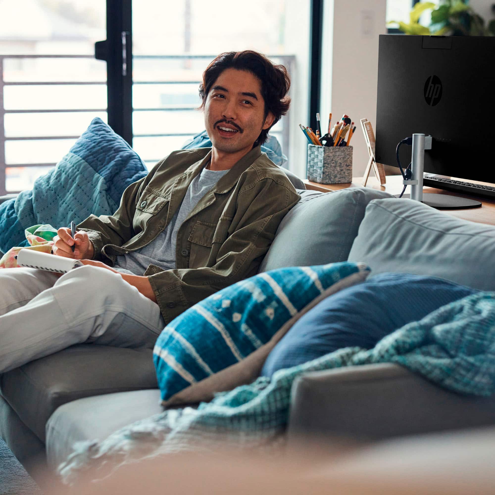 Alt View 5. HP - 23.8" Full HD All-in-One - AMD Ryzen 3 - 8GB Memory - 512GB SSD - Jet Black.