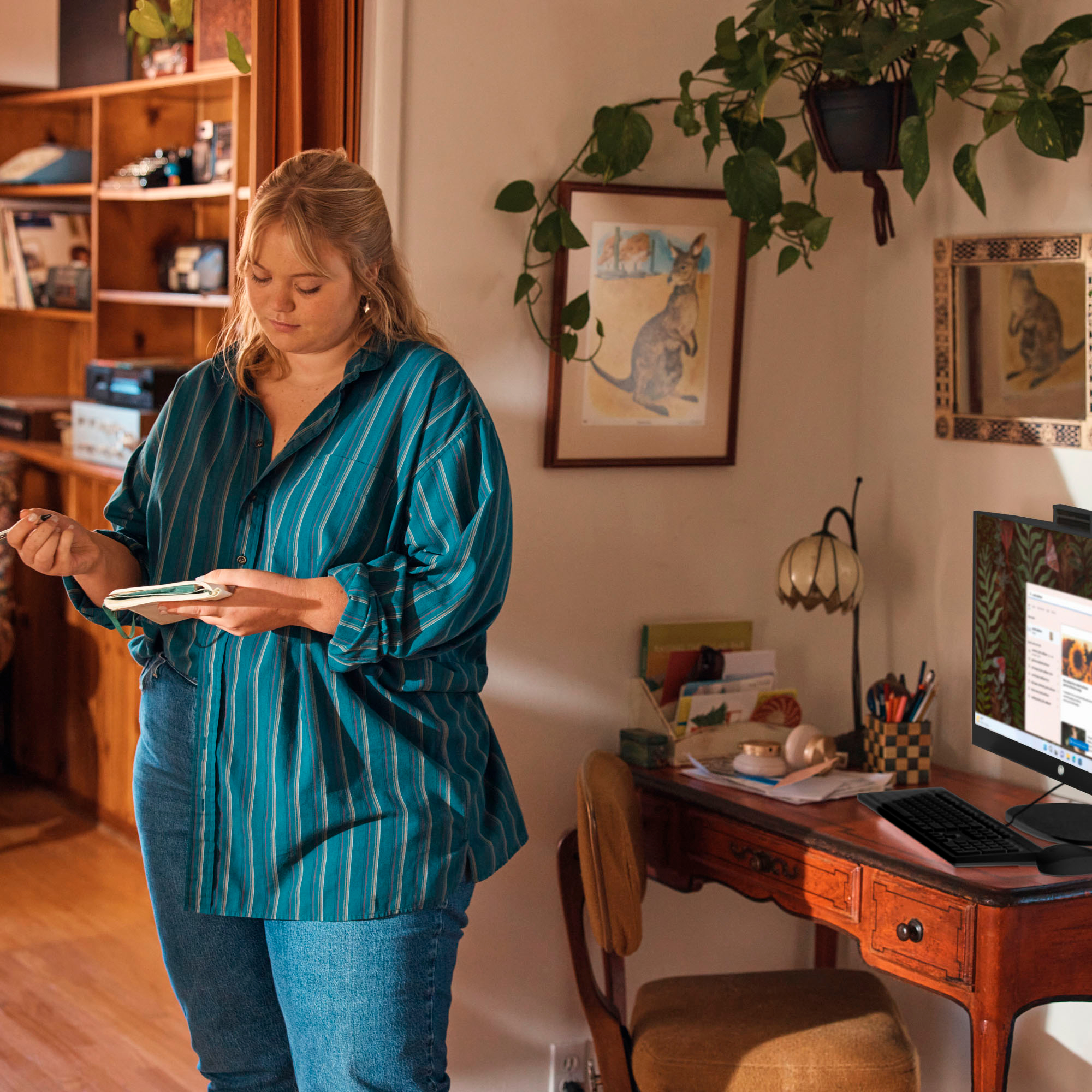 Alt View 6. HP - 23.8" Full HD All-in-One - AMD Ryzen 3 - 8GB Memory - 512GB SSD - Jet Black.