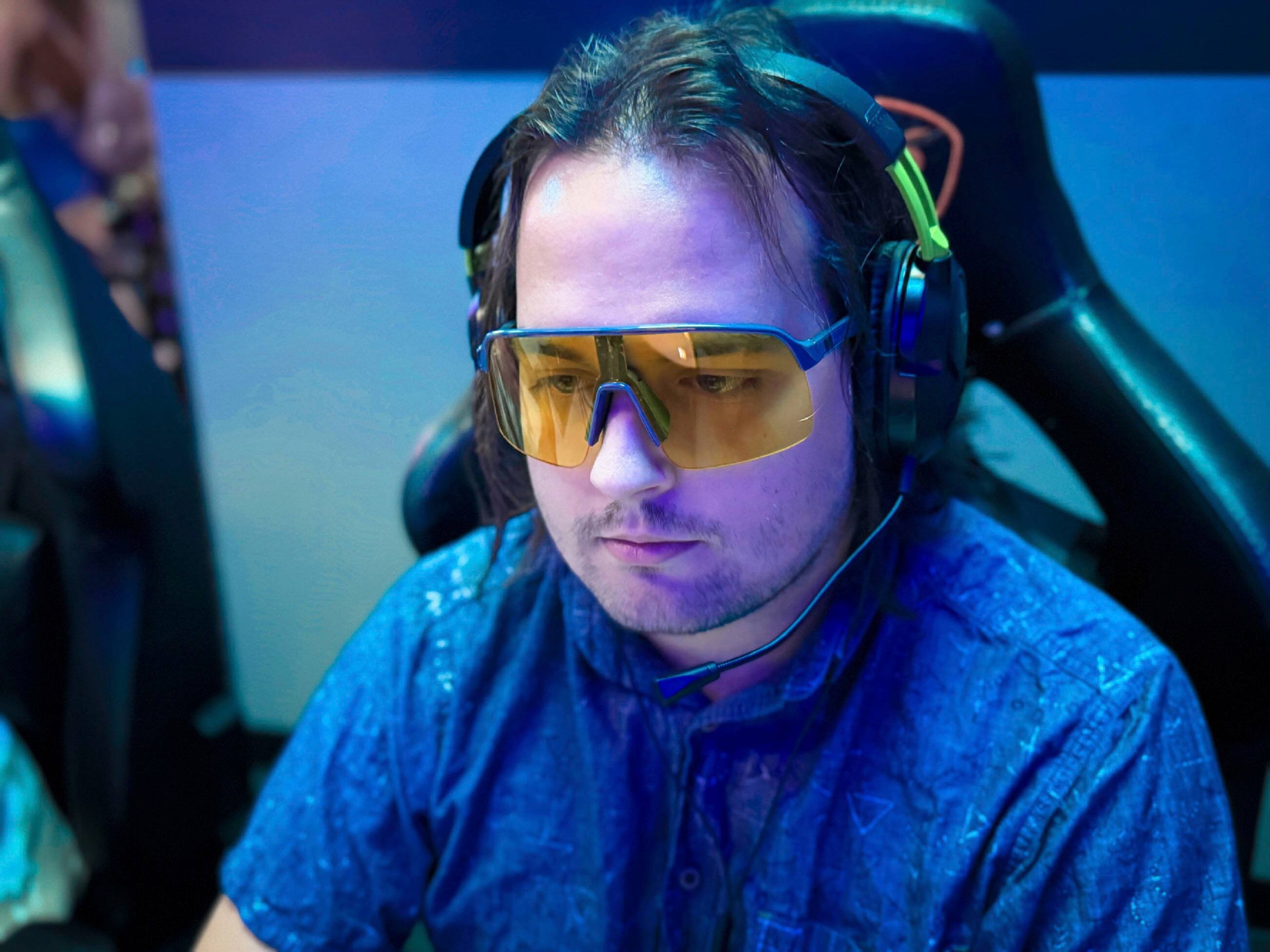 Alt View 14. Kreedom - Magnus Shield Gaming Glasses with Microfiber Case - Matte Crystal Grey & Dark Grey.