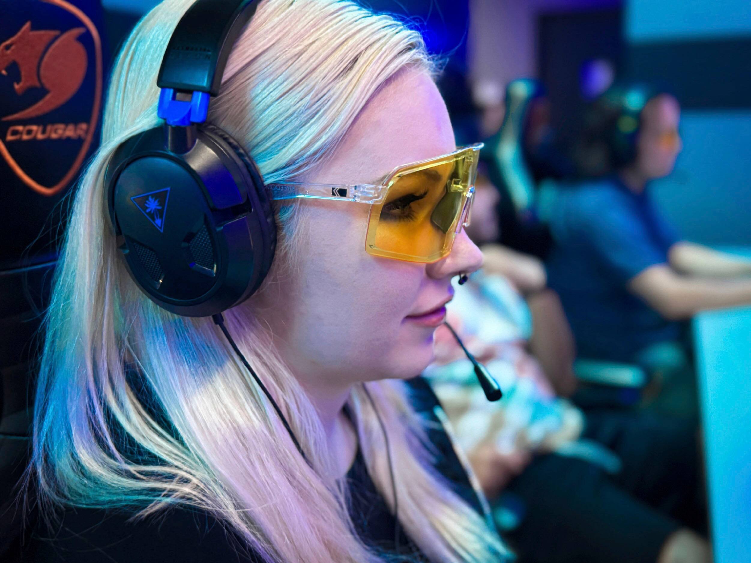 Alt View 17. Kreedom - Phoenix Shield Gaming Glasses with Microfiber Case - Gloss Crystal & Matte Dark Grey.