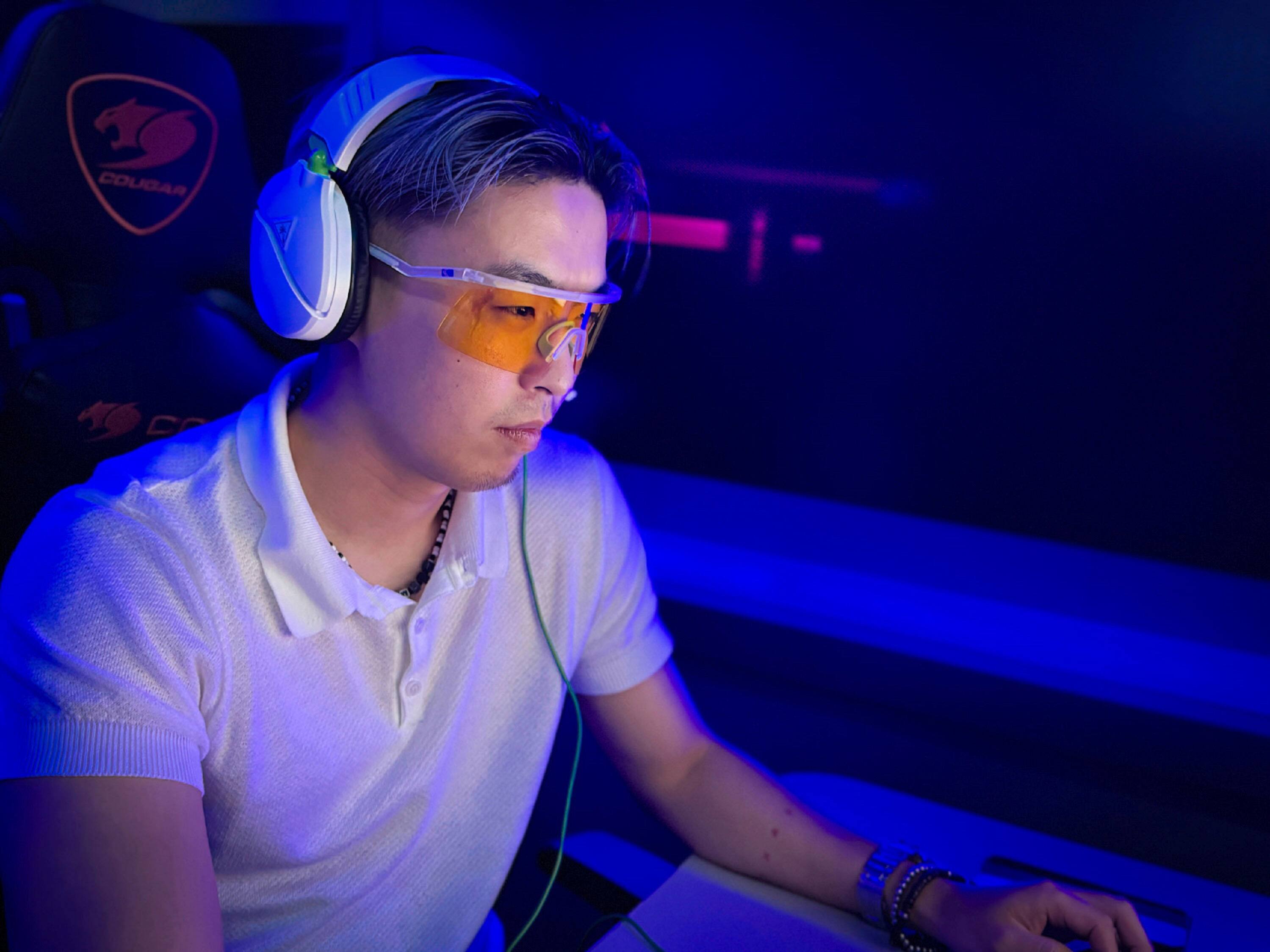 Alt View 13. Kreedom - Elite Shield Gaming Glasses with Microfiber Case - Matte Crystal & Grey.