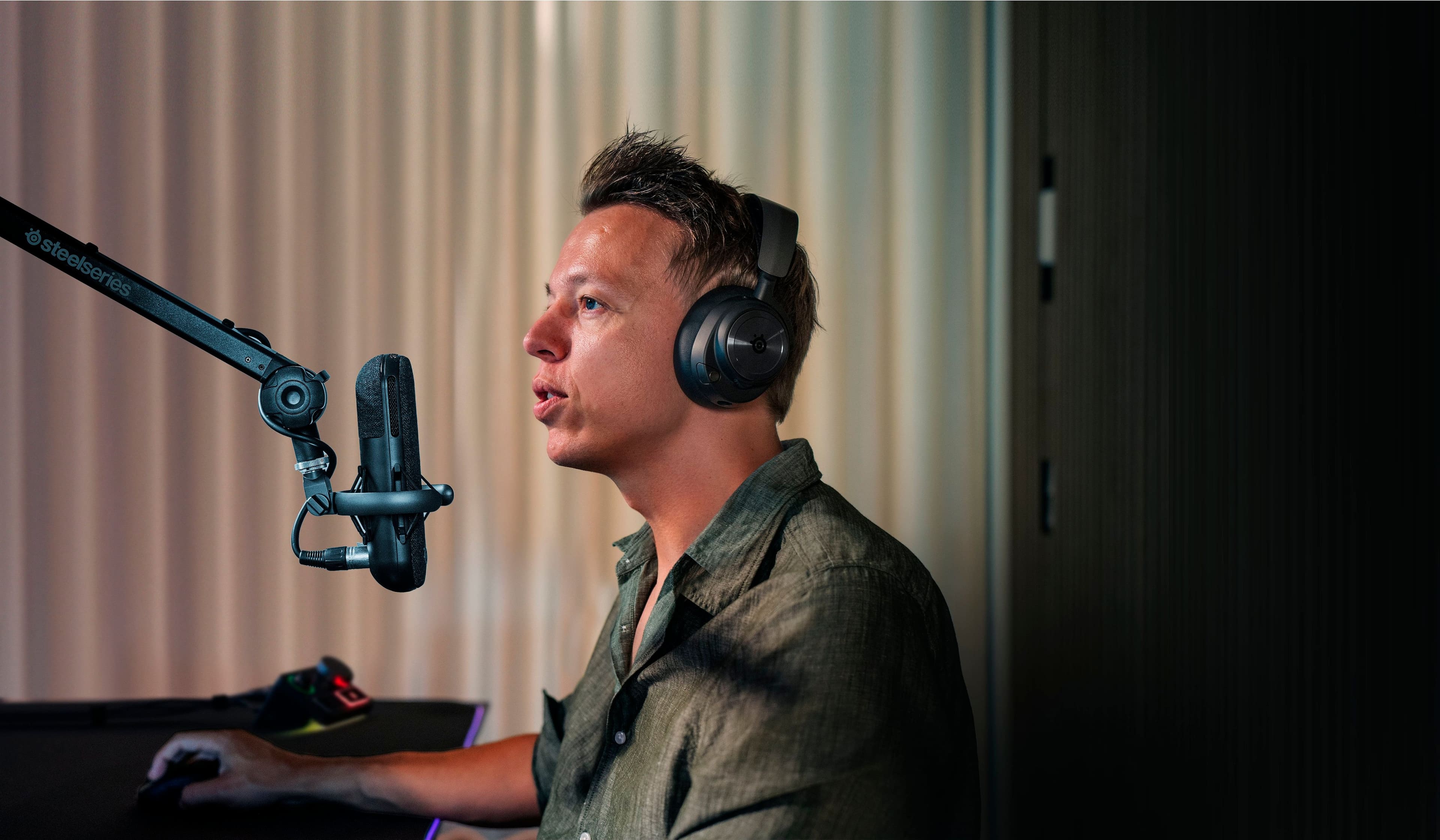 Alt View 18. SteelSeries - SteelSeries Alias Pro XLR Microphone - Black.