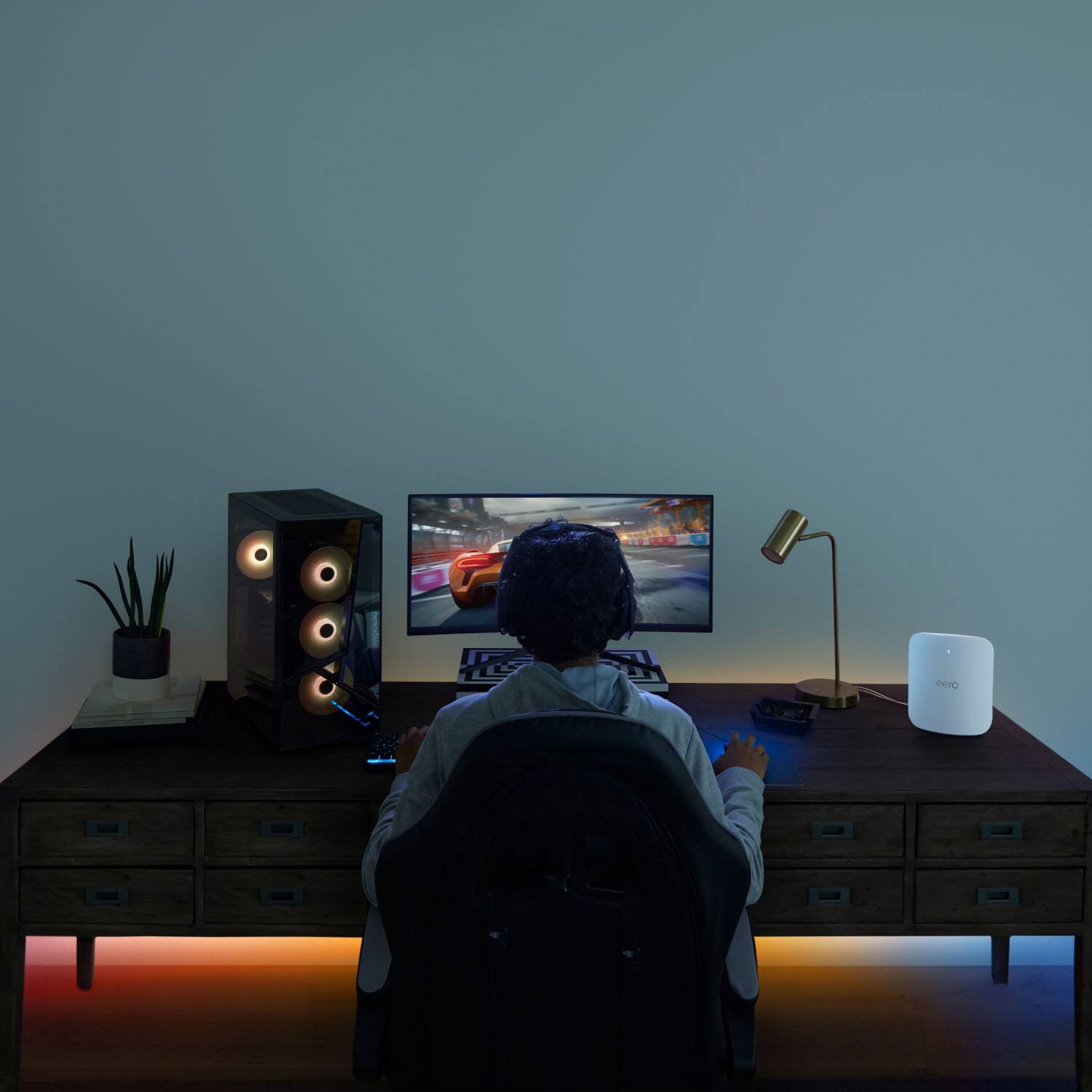 Alt View 15. eero - Max 7 BE20800 Tri-Band Mesh Wi-Fi 7 Router - White.