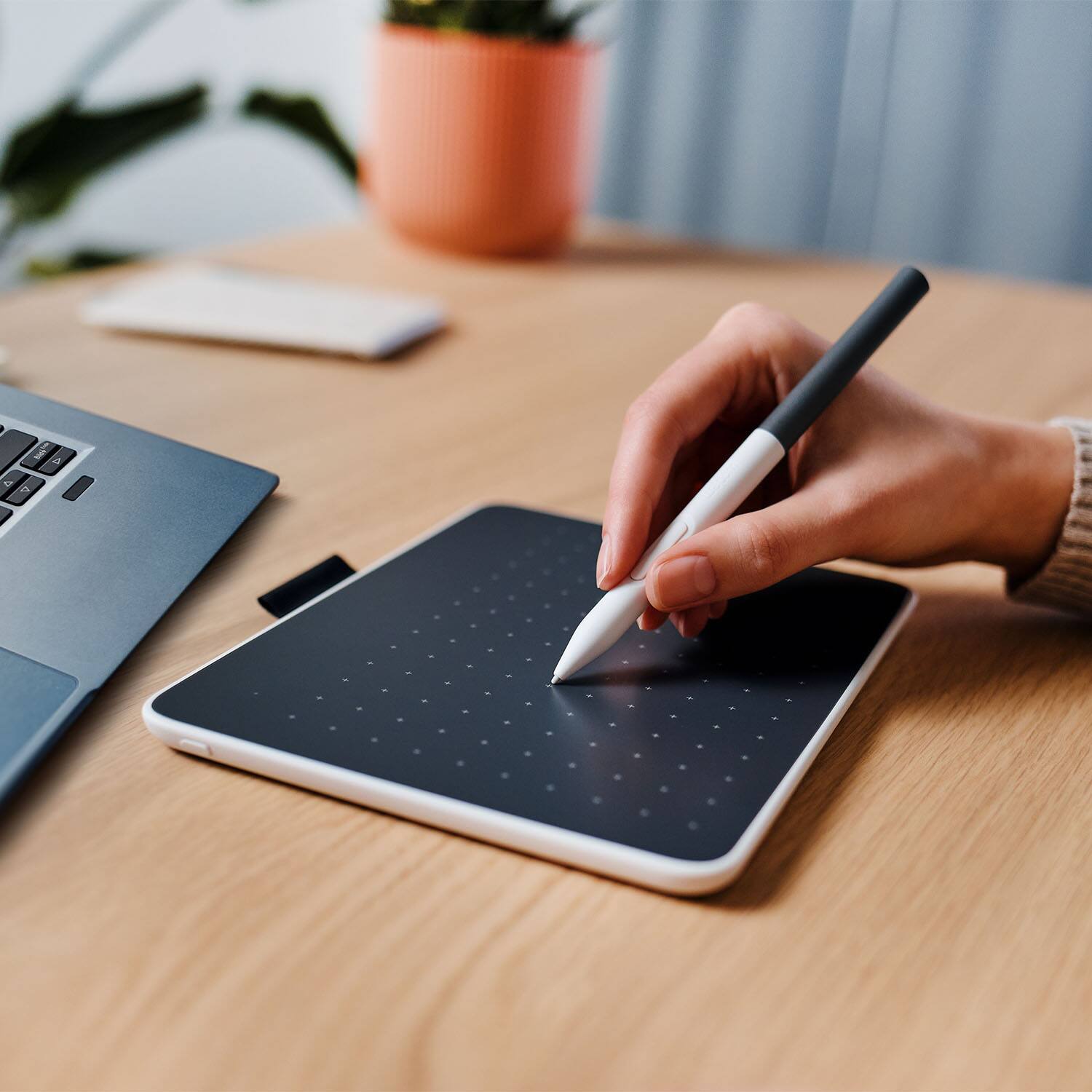 Alt View 1. Wacom - One Small 7.4" x 5.6" Bluetooth Graphics Drawing Tablet - White.