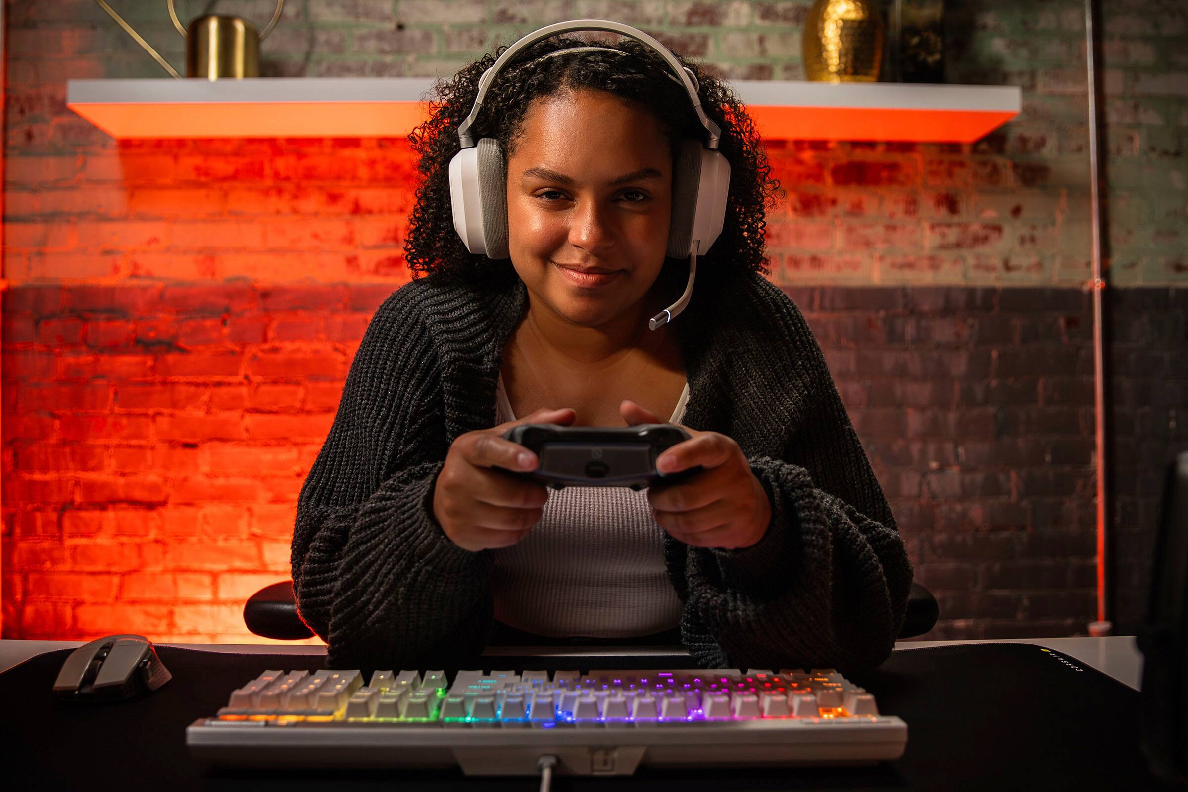 Alt View 12. SCUF - ENVISION PRO Wireless Gaming Controller for PC - White.