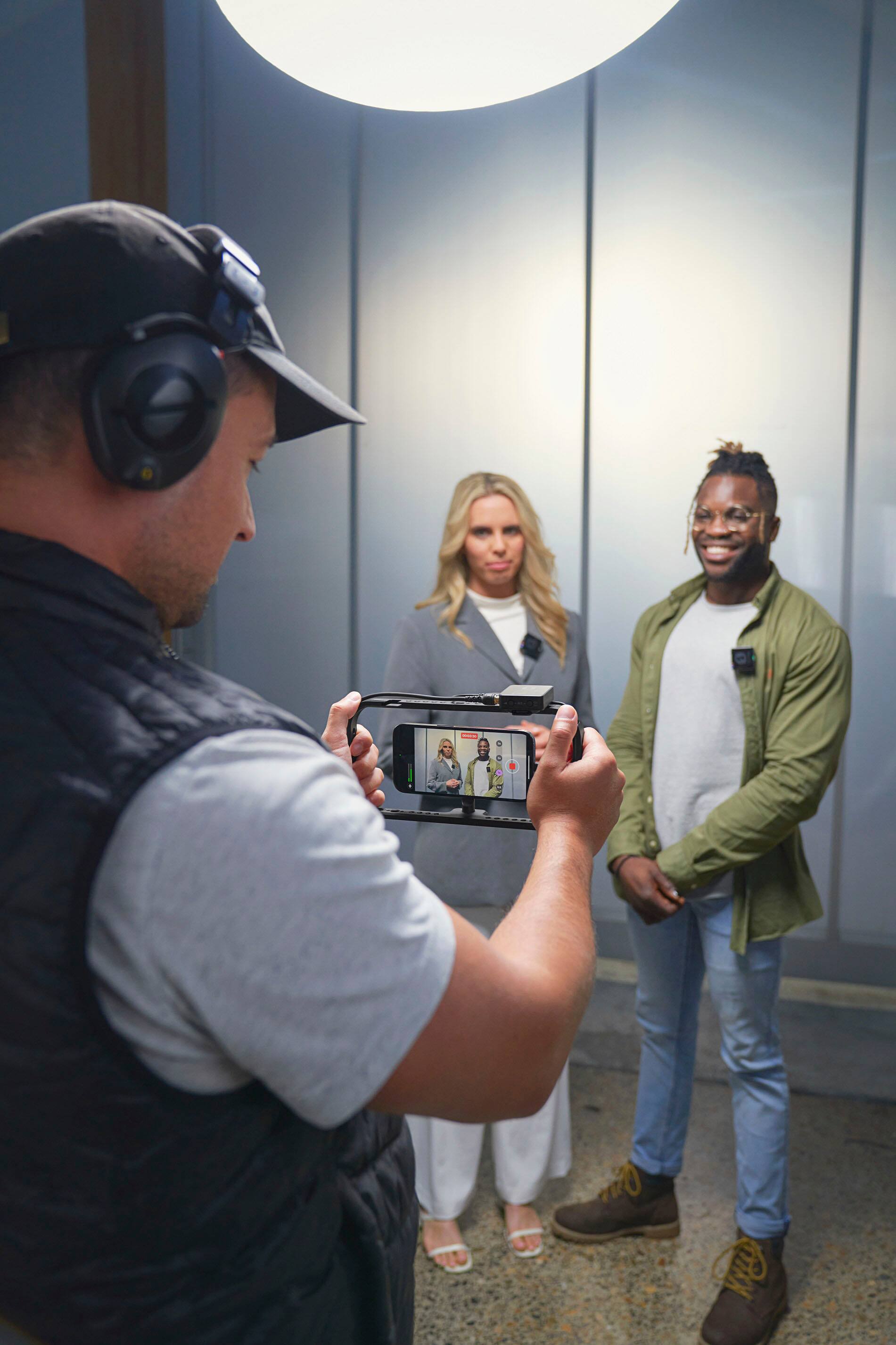 Alt View 18. RØDE - Wireless PRO Dual-Channel Wireless Microphone System - Black.