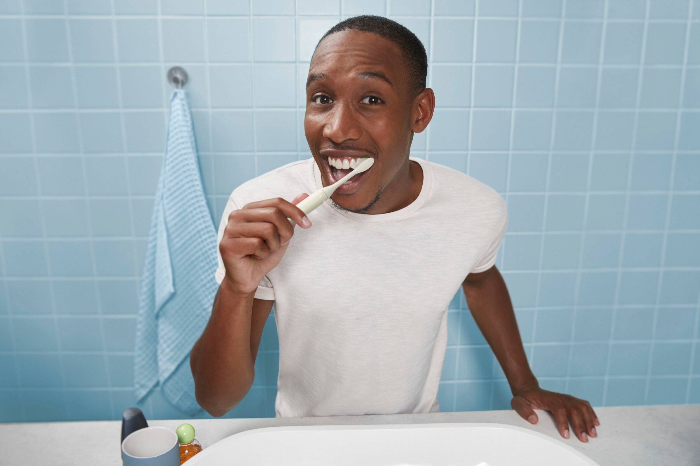 Alt View 11. Philips - Philips One by Sonicare Rechargeable Toothbrush - Snow.