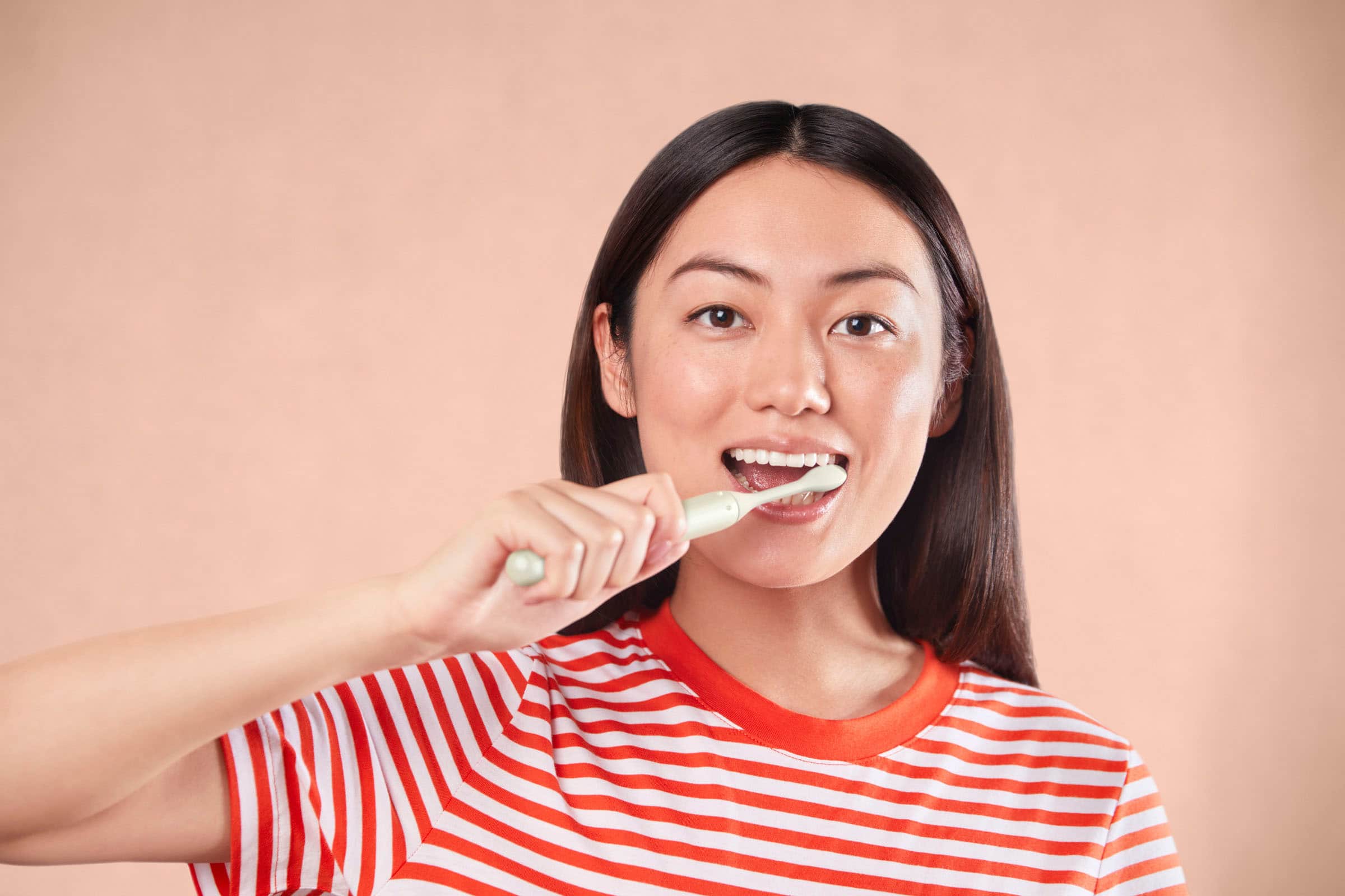 Alt View 13. Philips - Philips One by Sonicare Rechargeable Toothbrush - Snow.