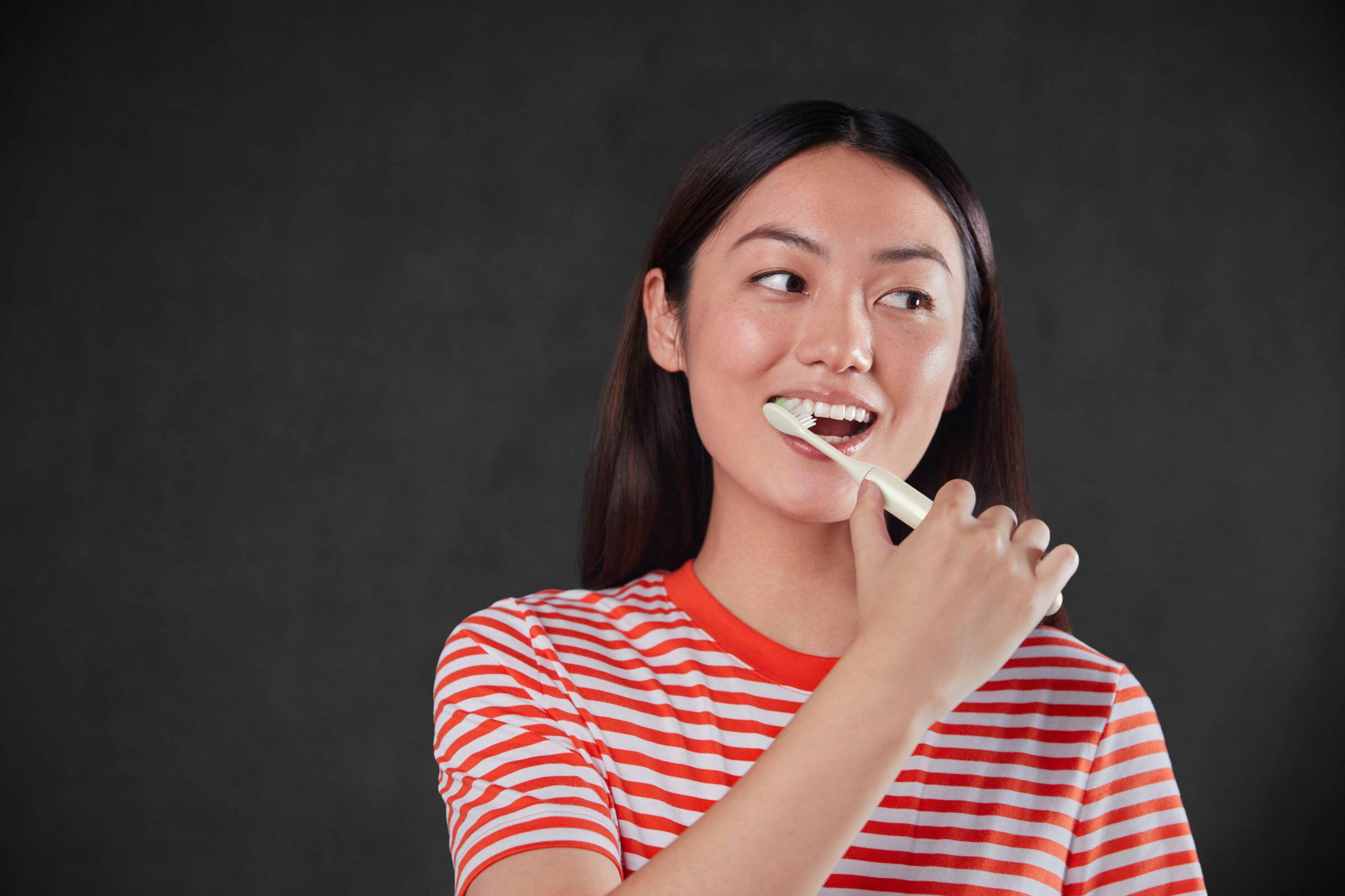 Alt View 14. Philips - Philips One by Sonicare Rechargeable Toothbrush - Snow.