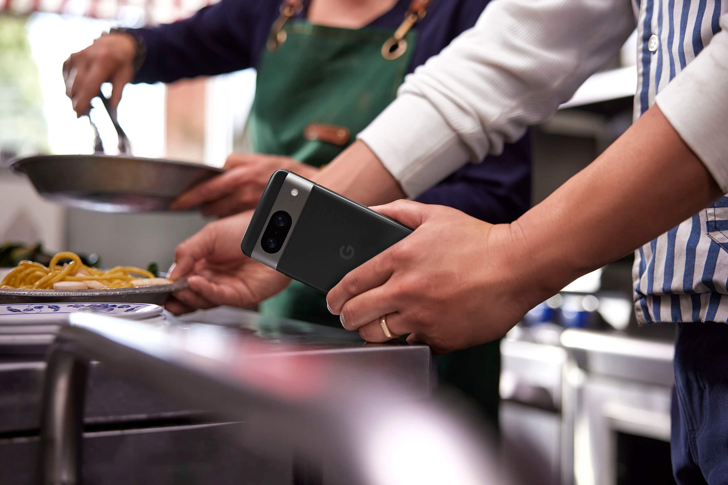 Alt View 13. Google - Pixel 8 128GB (Unlocked) - Obsidian.