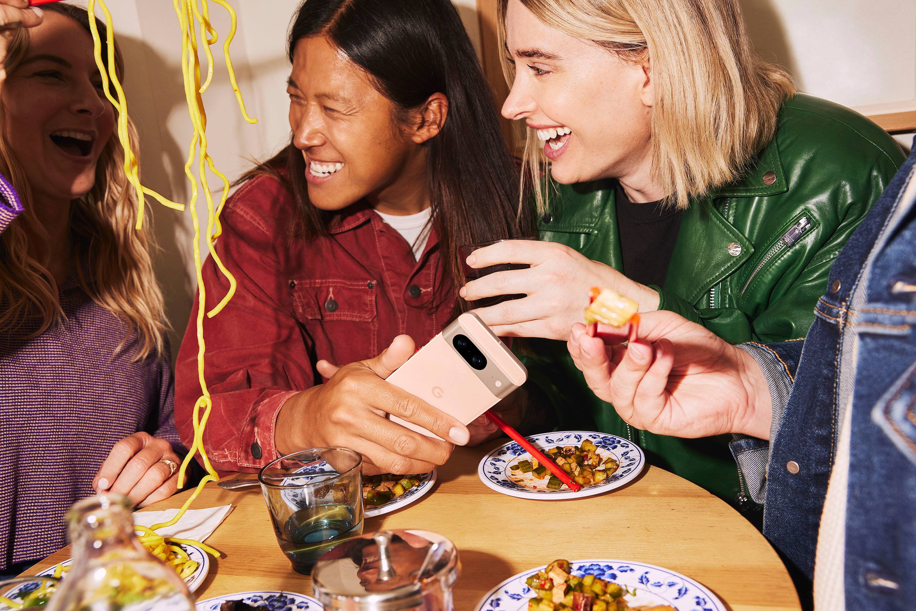 Alt View 15. Google - Pixel 8 256GB (Unlocked) - Rose.