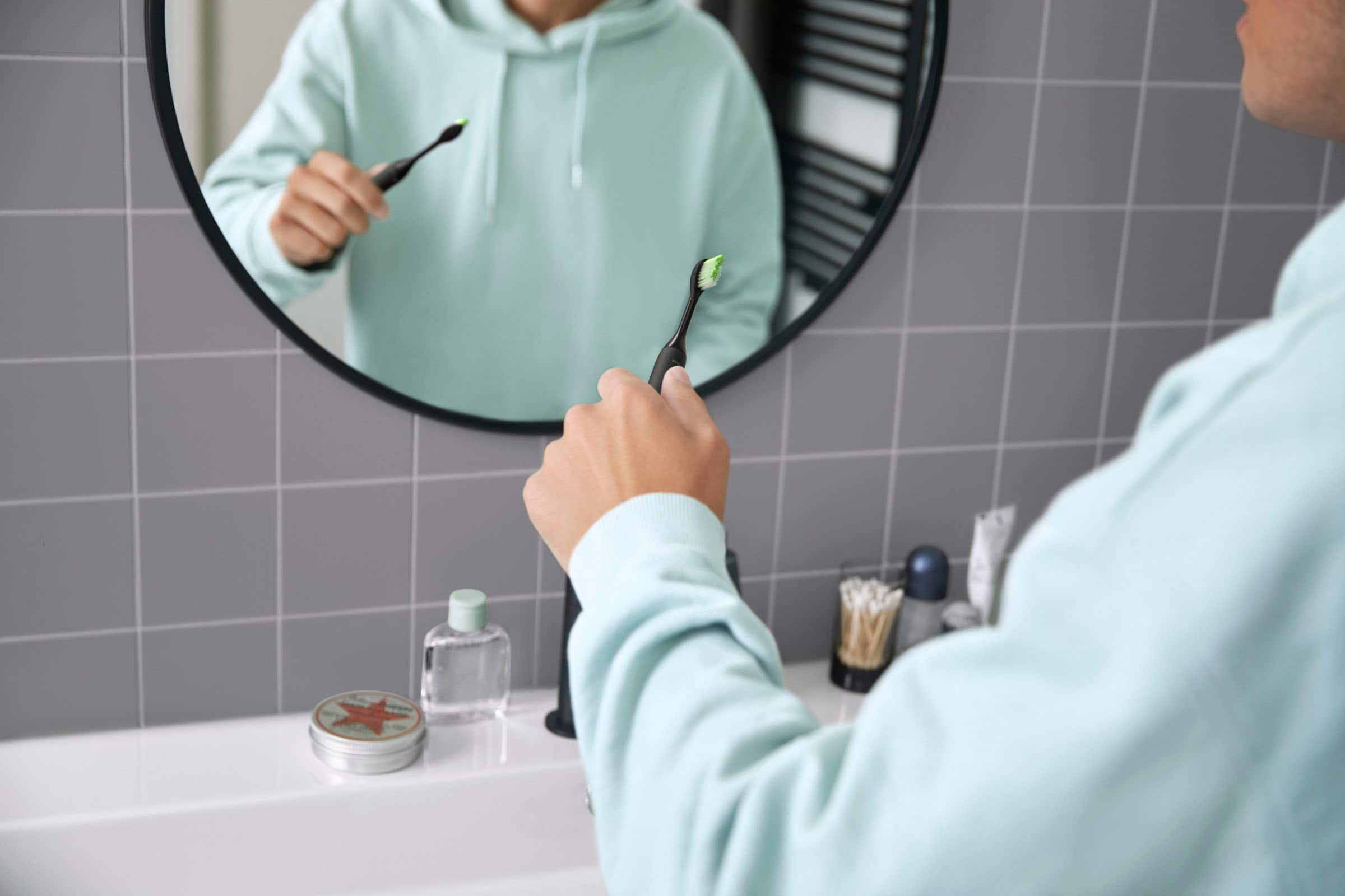 Alt View 13. Philips - Philips One by Sonicare Rechargeable Toothbrush - Shadow Black.