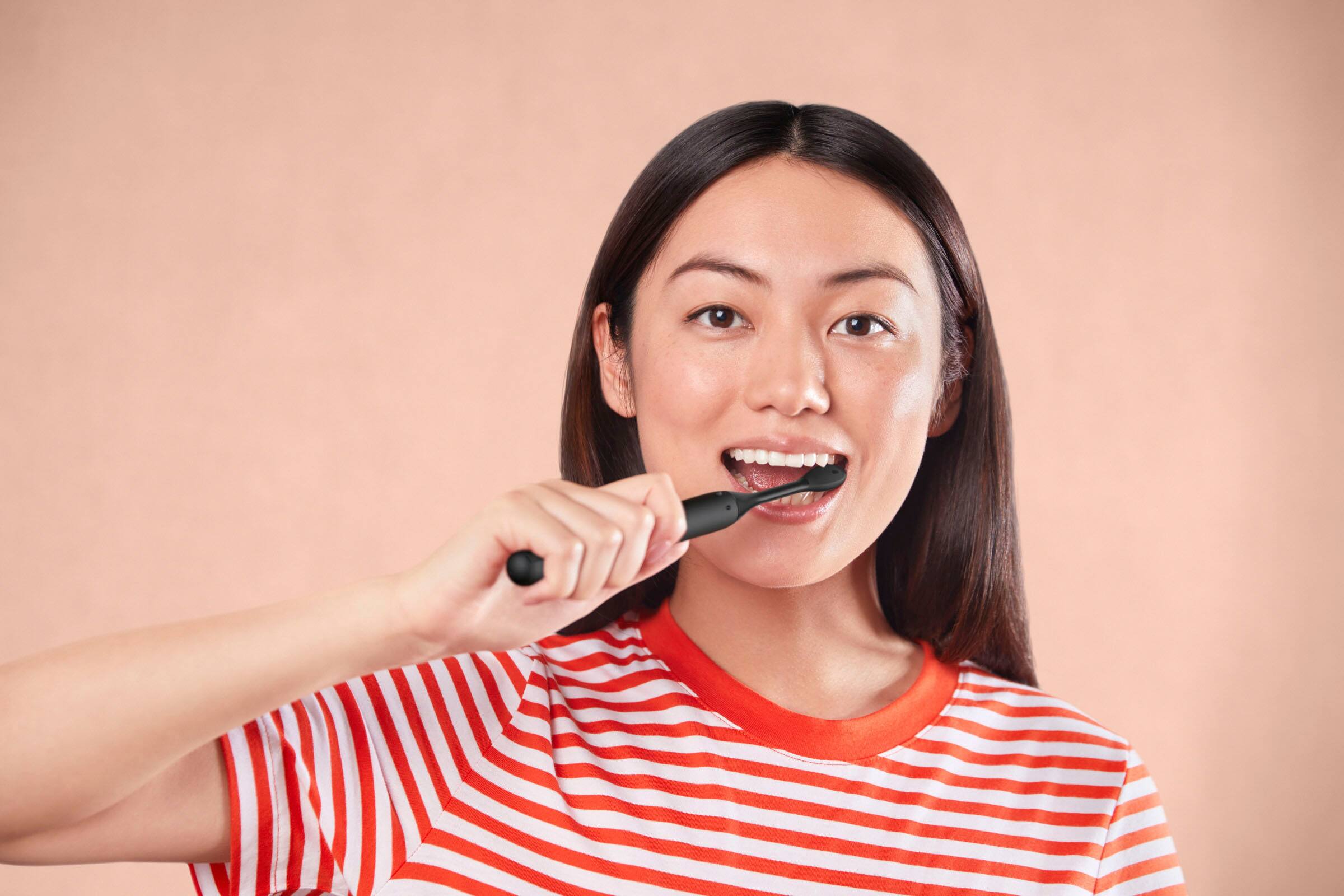 Alt View 14. Philips - Philips One by Sonicare Rechargeable Toothbrush - Shadow Black.